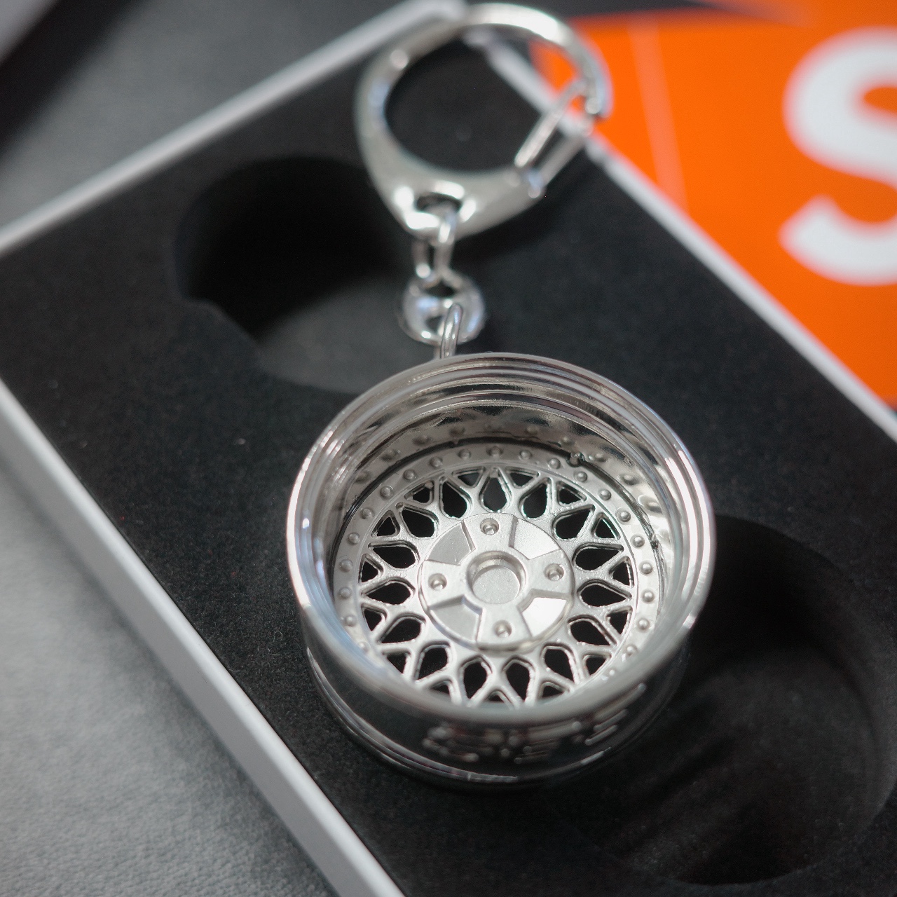 Supreme x BBS RS Rim Keychain Chrome - 25FW 착용 스타일 - 2