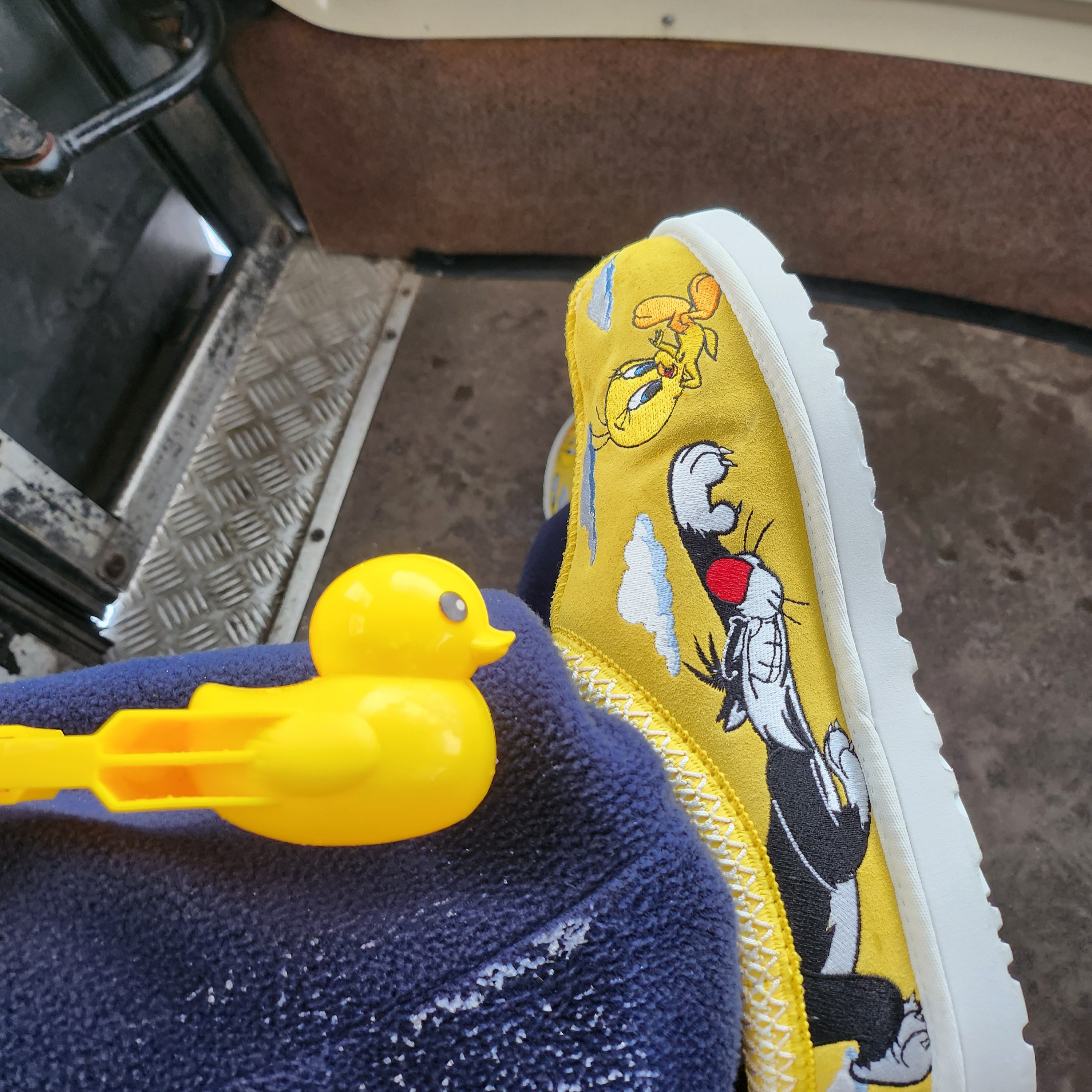 UGG x Palace x Looney Tunes Tasman Slipper Yellow 착용 스타일 - 2