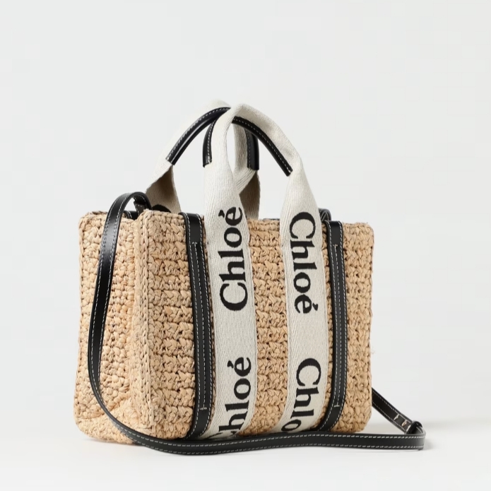 Chloe Small Woody Tote Bag Sand 착용 스타일