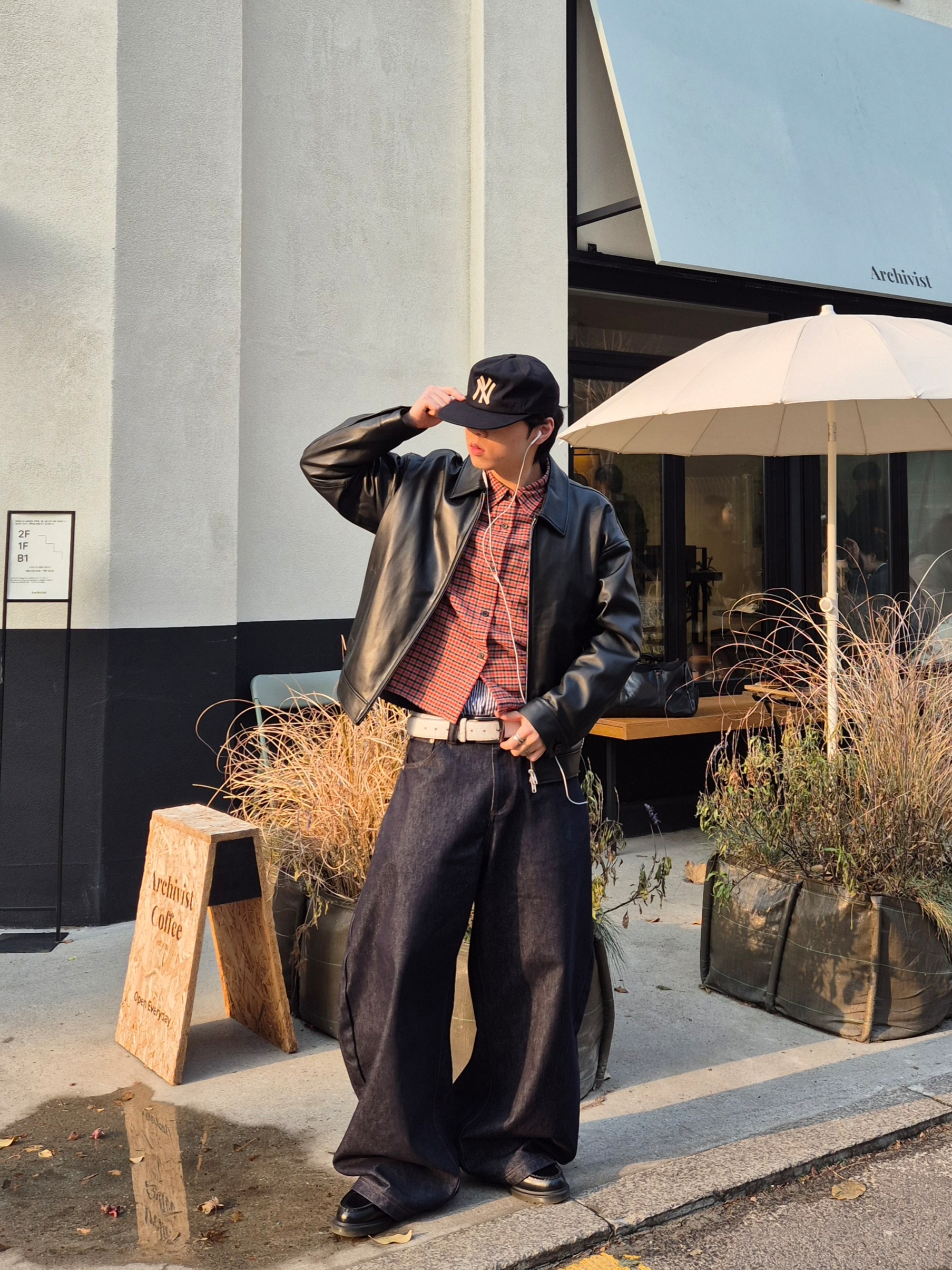 Dr. Martens Adrian Smooth Black 착용 스타일 - 5