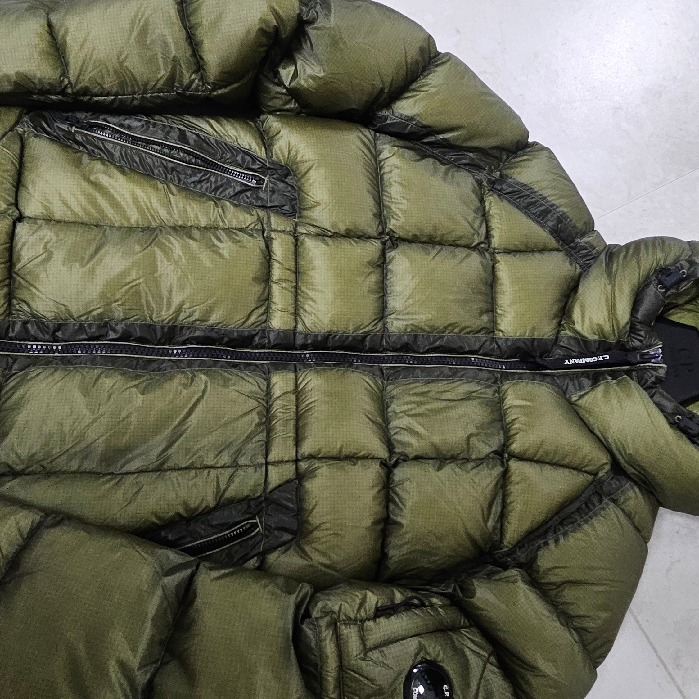 C.P. Company D.D. Shell Hooded Down Puffer Jacket Capers Green - 25FW 착용 스타일 - 1