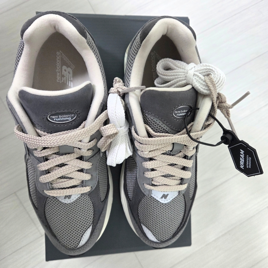 New Balance 2002R Premium Vintage Grey 착용 스타일