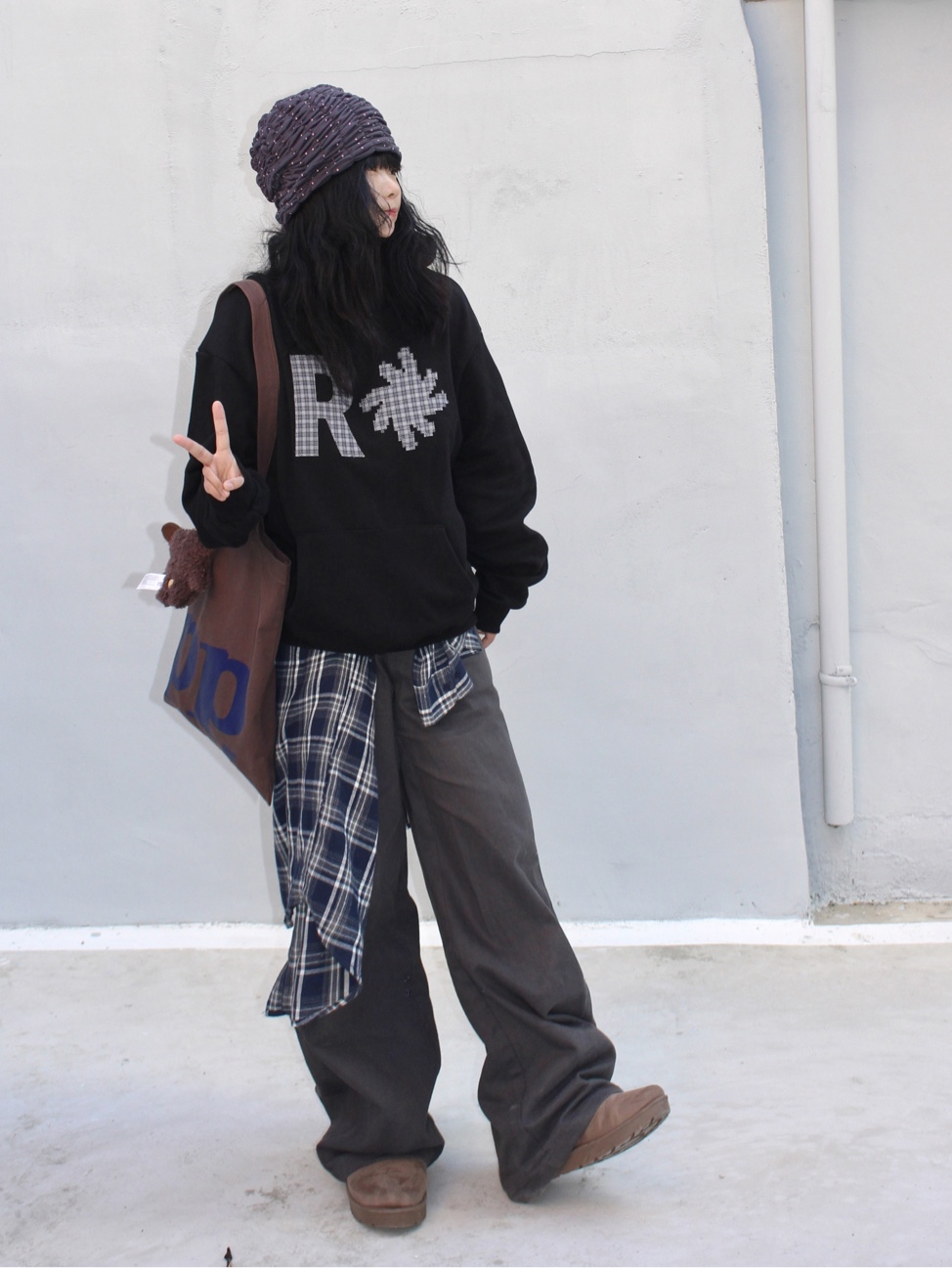 SLOW RECORD HOUSE Check Patch Hoodie Black 착용 스타일 - 3