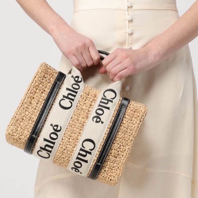Chloe Small Woody Tote Bag Sand 착용 스타일