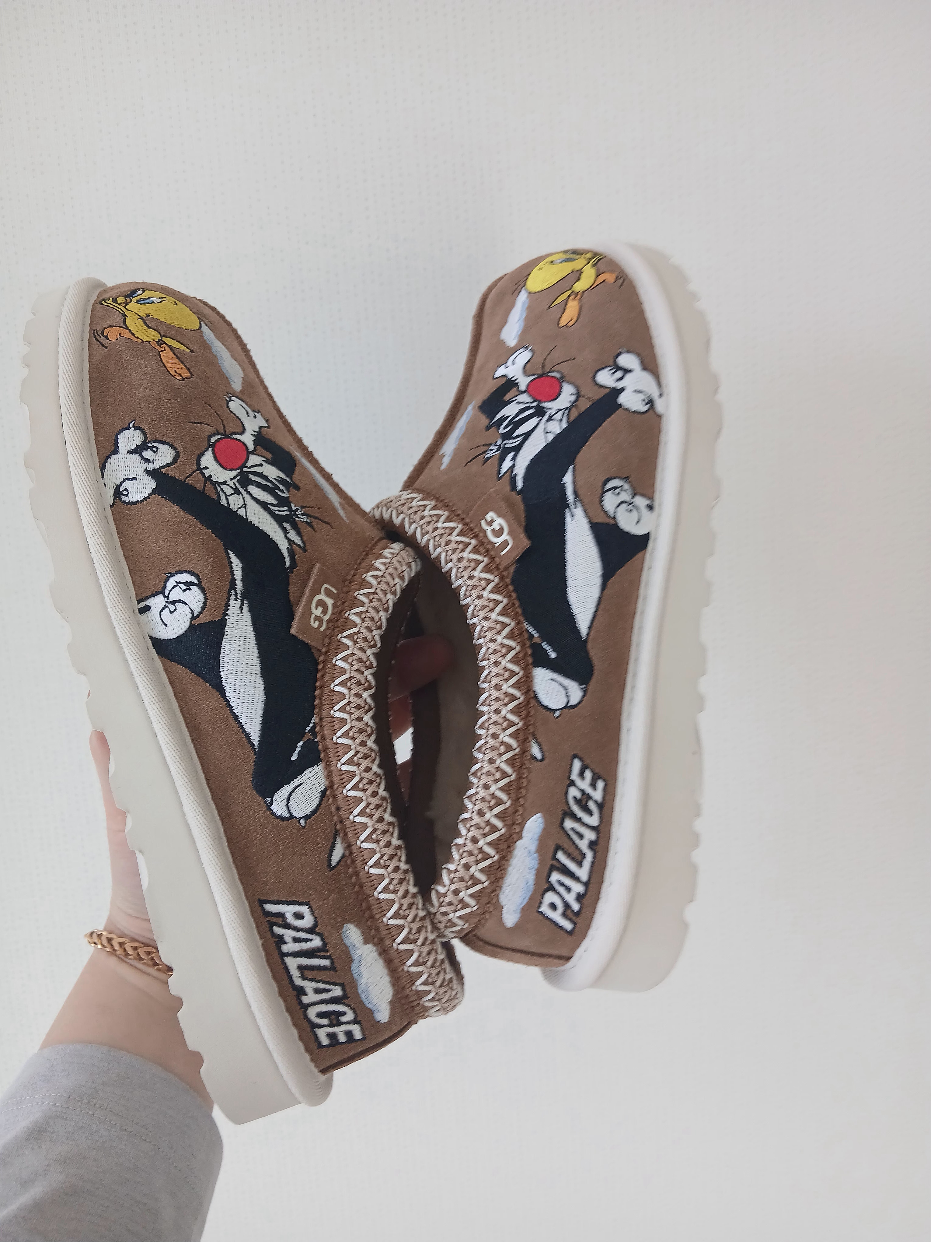 UGG x Palace x Looney Tunes Tasman Slipper Chestnut 착용 스타일 - 2