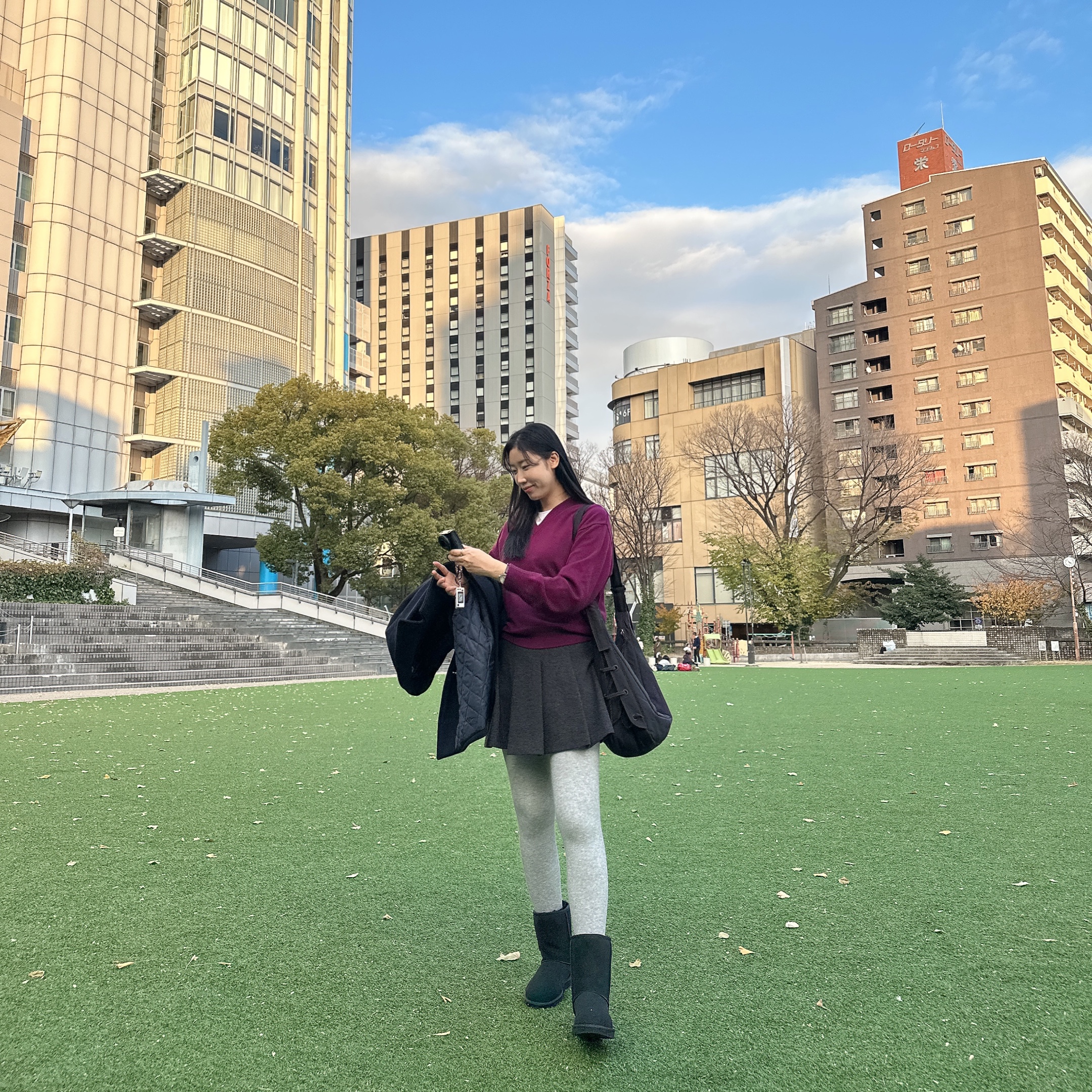 UGG Classic Short Boots Black, Lemaire Medium Soft Game Bag Nylon Canvas Dark Chocolate 착용 스타일