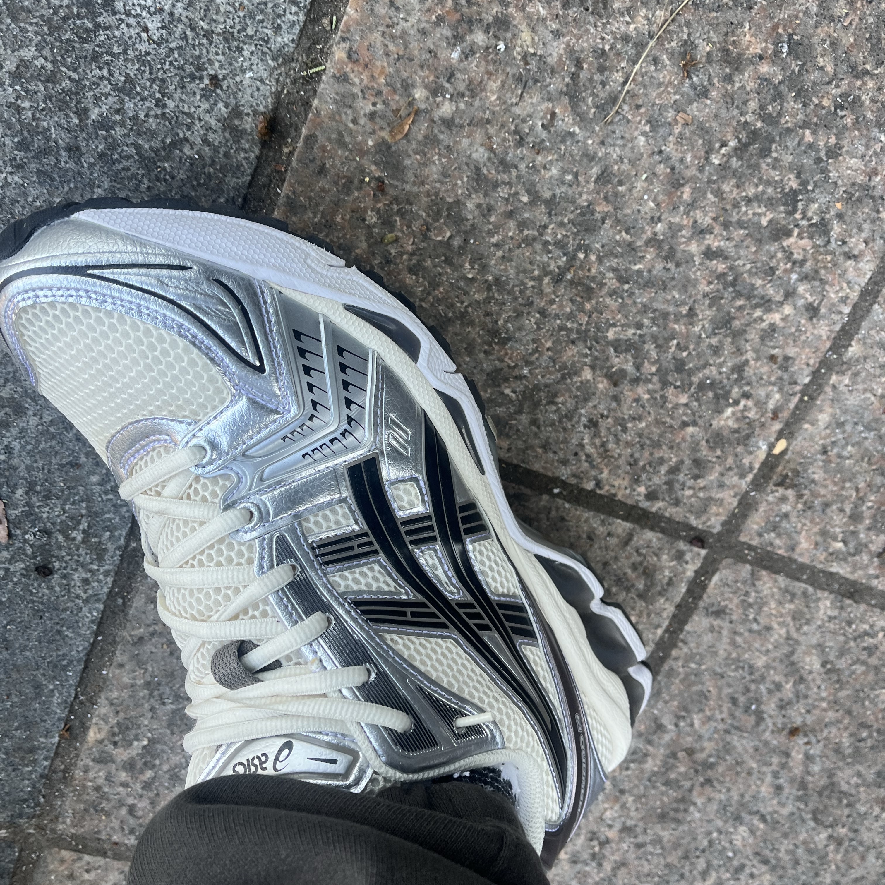 Asics Gel-Kayano 14 Cream Black 착용 스타일
