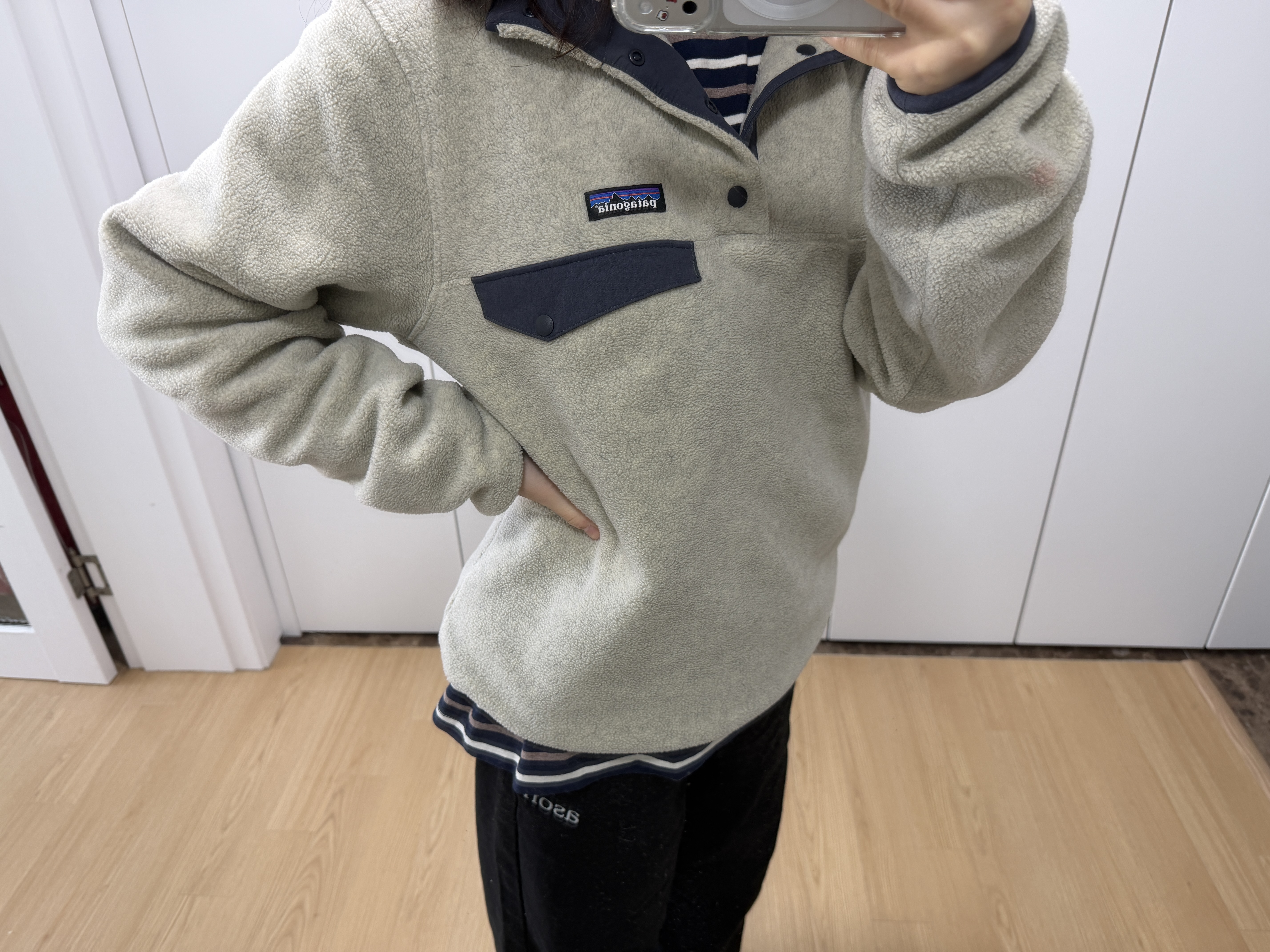Patagonia Lightweight Synchilla Snap-T Fleece Pullover Oatmeal Heather/Smolder Blue/New Navy 착용 스타일