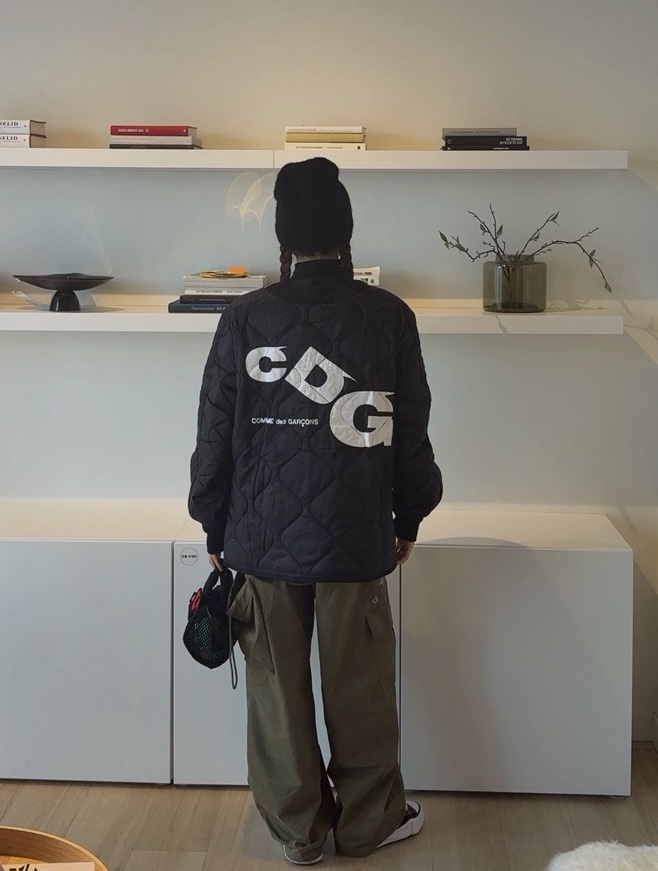 CDG x Alpha Industries Liner Jacket Black, Maison Mihara Yasuhiro Peterson OG Sole Canvas Low Sneakers Black 착용 스타일 - 2