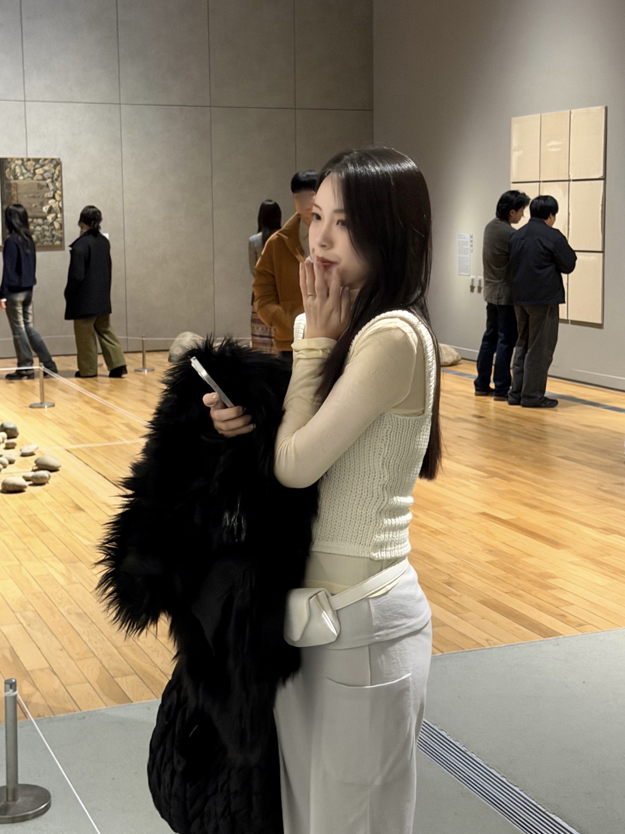 COS Quilted Oversized Shoulder Bag Black 착용 스타일 - 4