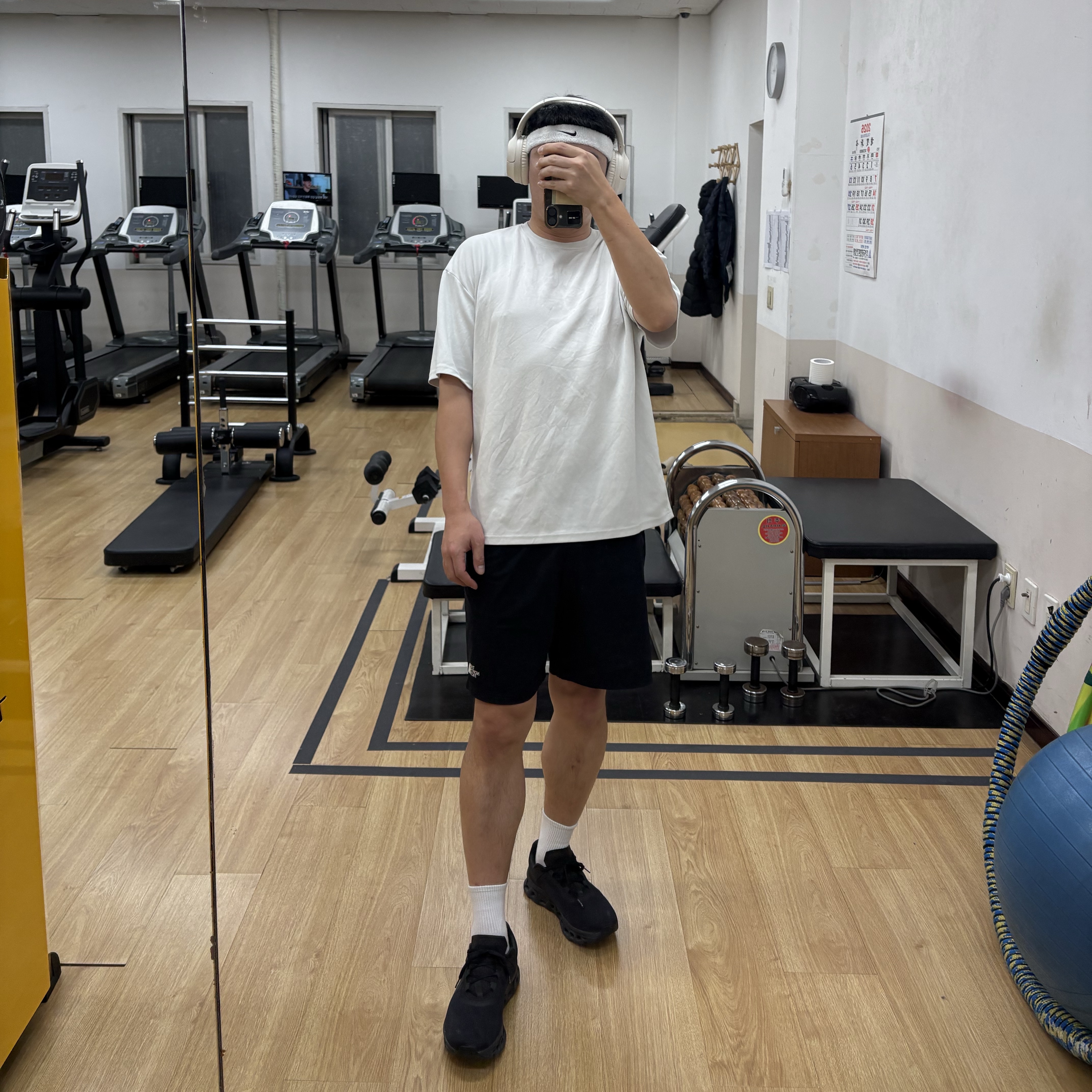 On Running Cloudmonster All Black, Nike Swoosh Headband White 착용 스타일 - 1
