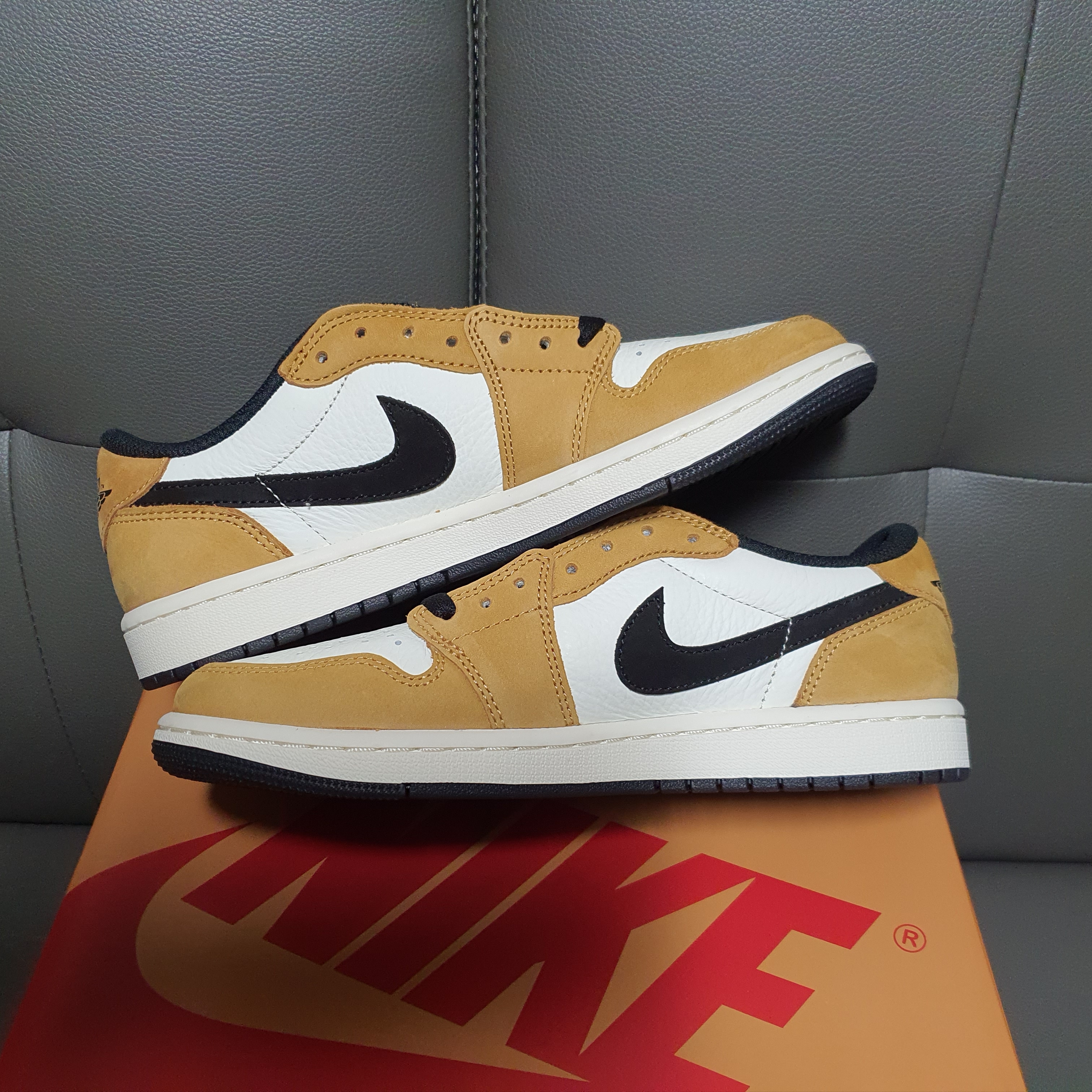 Jordan 1 Low OG Sail and Golden Harvest 착용 스타일