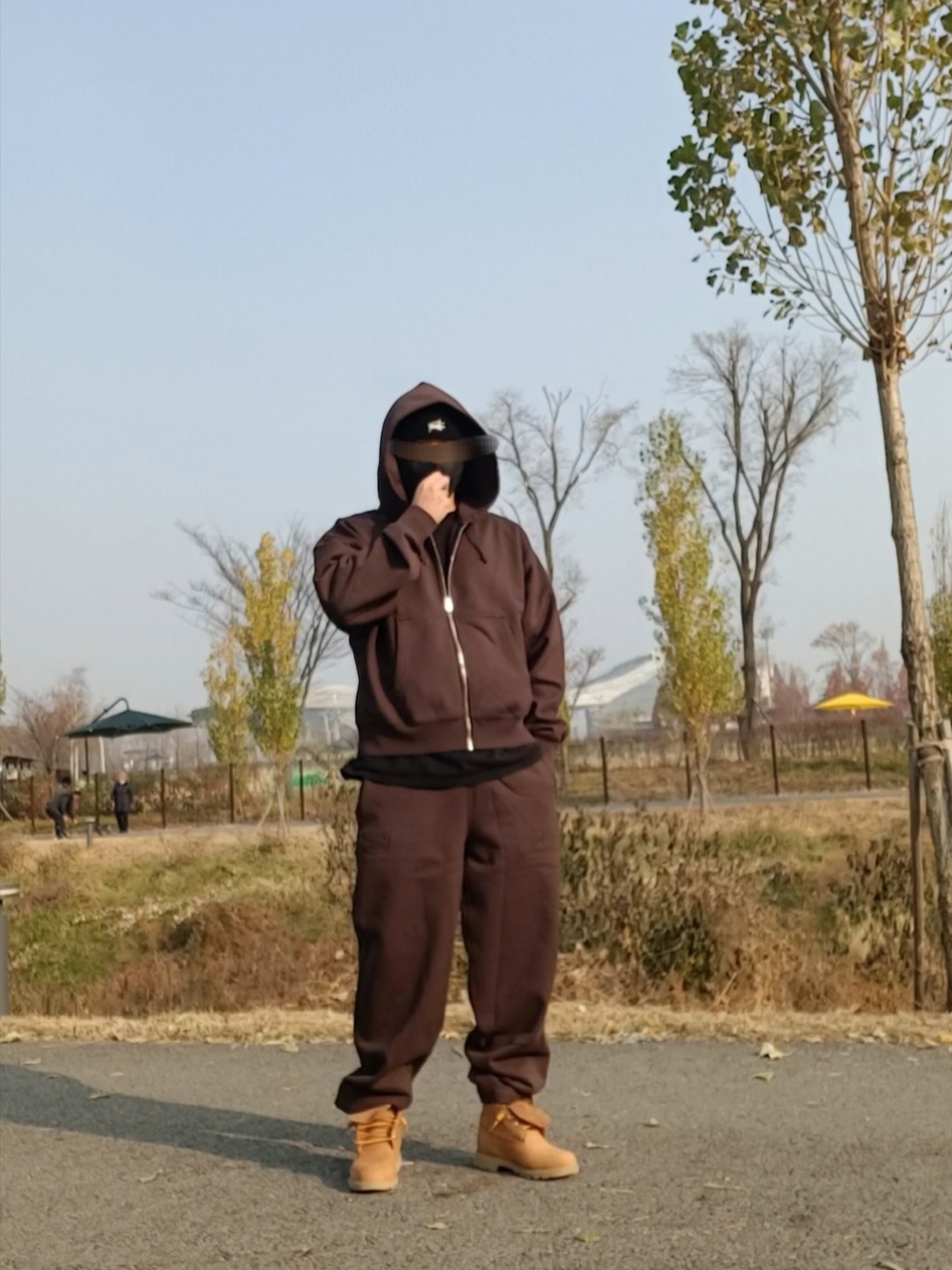 Nike x Stussy Stone Washed Fleece Pants Dark Cinder (FN5235-261), Nike x Stussy Stone Washed Fleece Zip Hoodie Dark Cinder (FJ9175-261) 착용 스타일