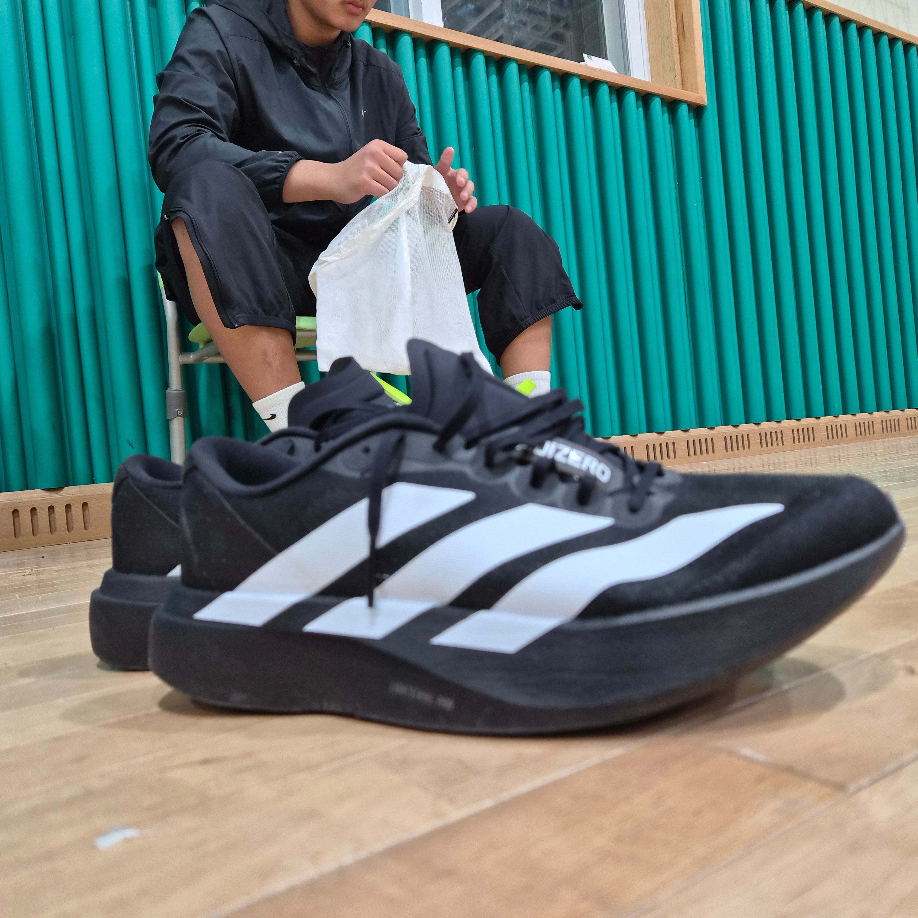 Adidas Adizero EVO SL Core Black Cloud White 착용 스타일