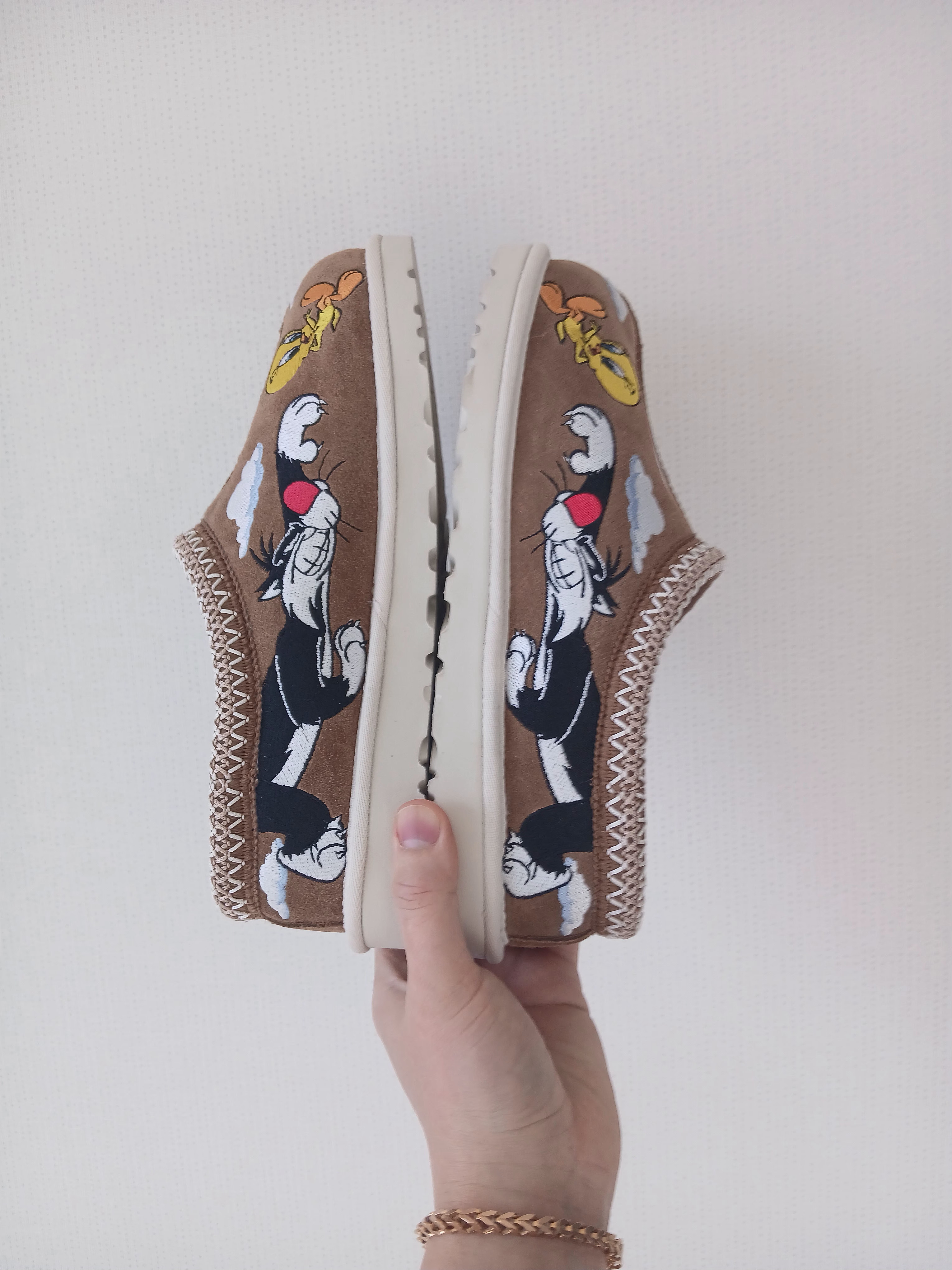 UGG x Palace x Looney Tunes Tasman Slipper Chestnut 착용 스타일 - 3