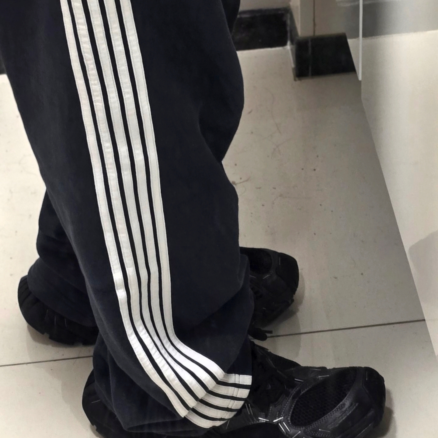 Balenciaga Loop Sports Icon Baggy Sweatpants Navy White 착용 스타일 - 3
