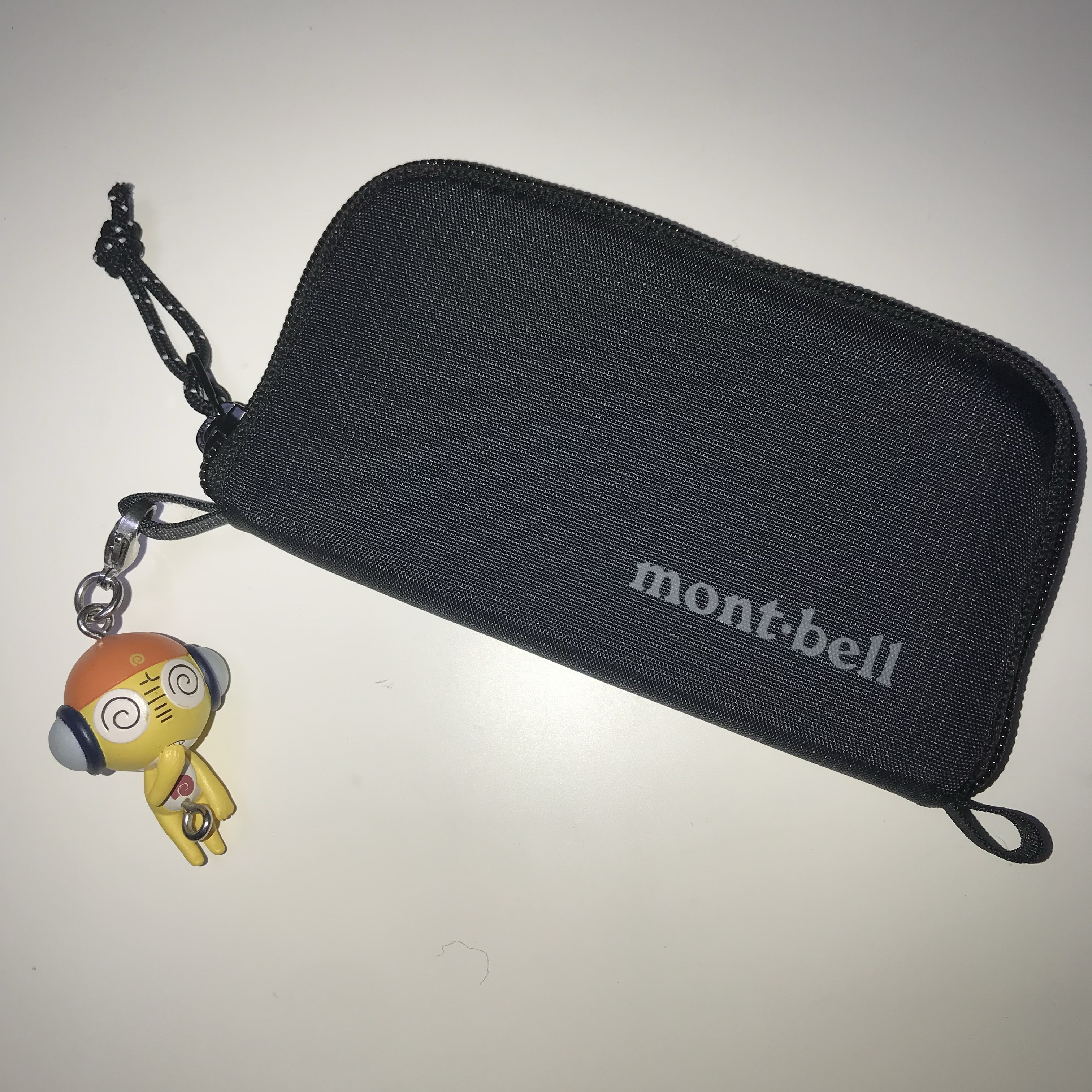 Montbell Mini Zip Wallet Black 착용 스타일