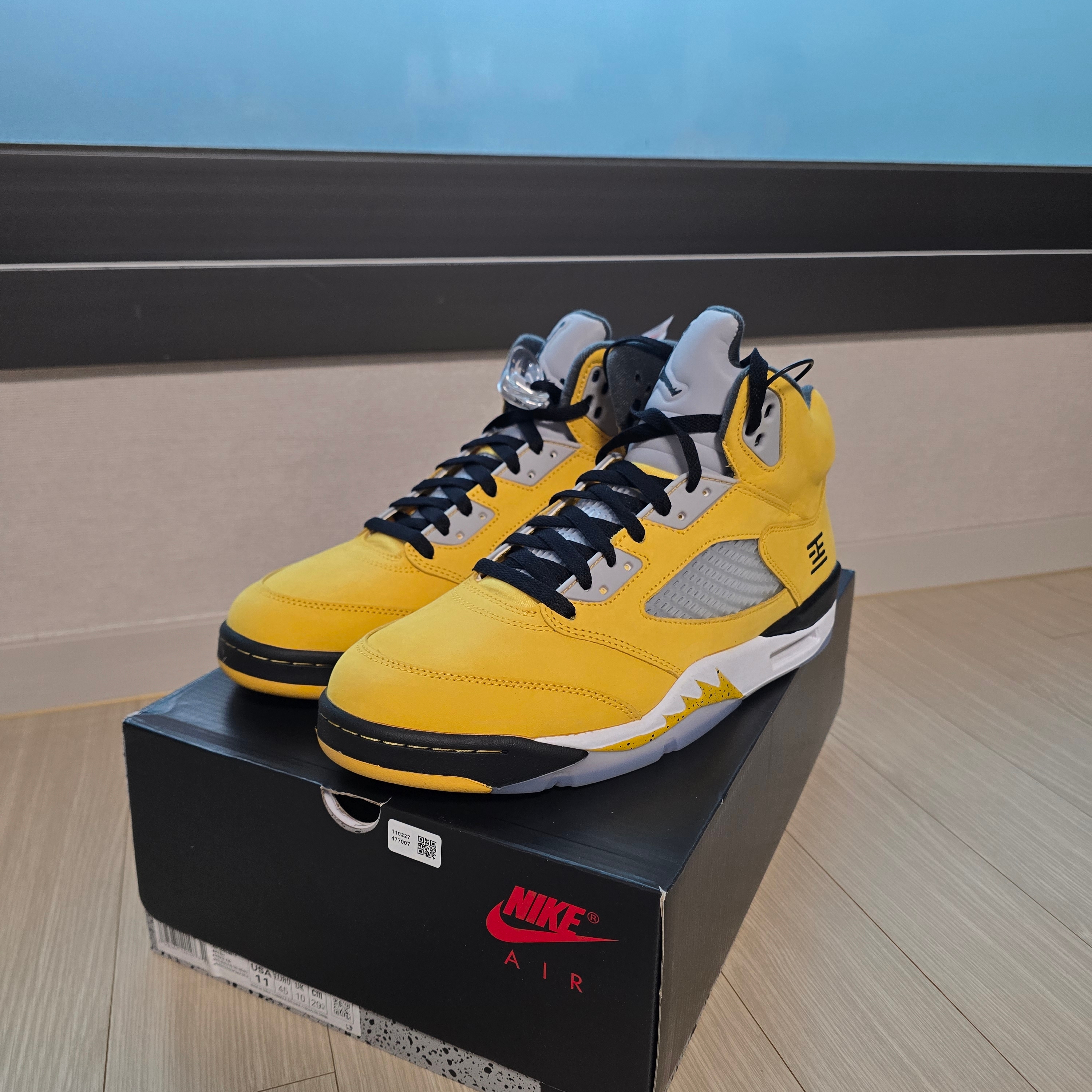 Jordan 5 Retro Varsity Maize and Wolf Grey 착용 스타일 - 1