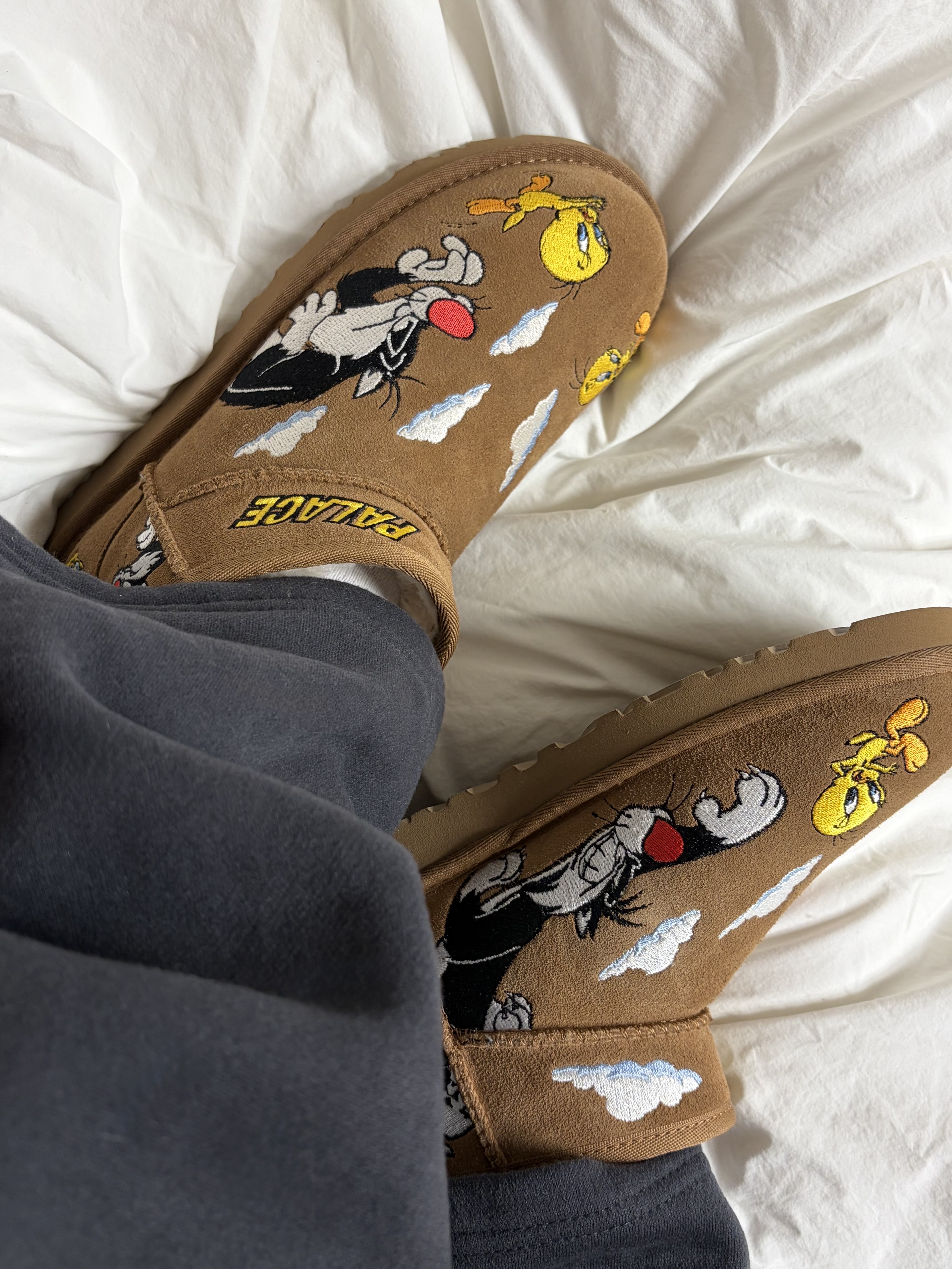 UGG x Palace x Looney Tunes Ultra Mini Boot Chestnut 착용 스타일 - 1