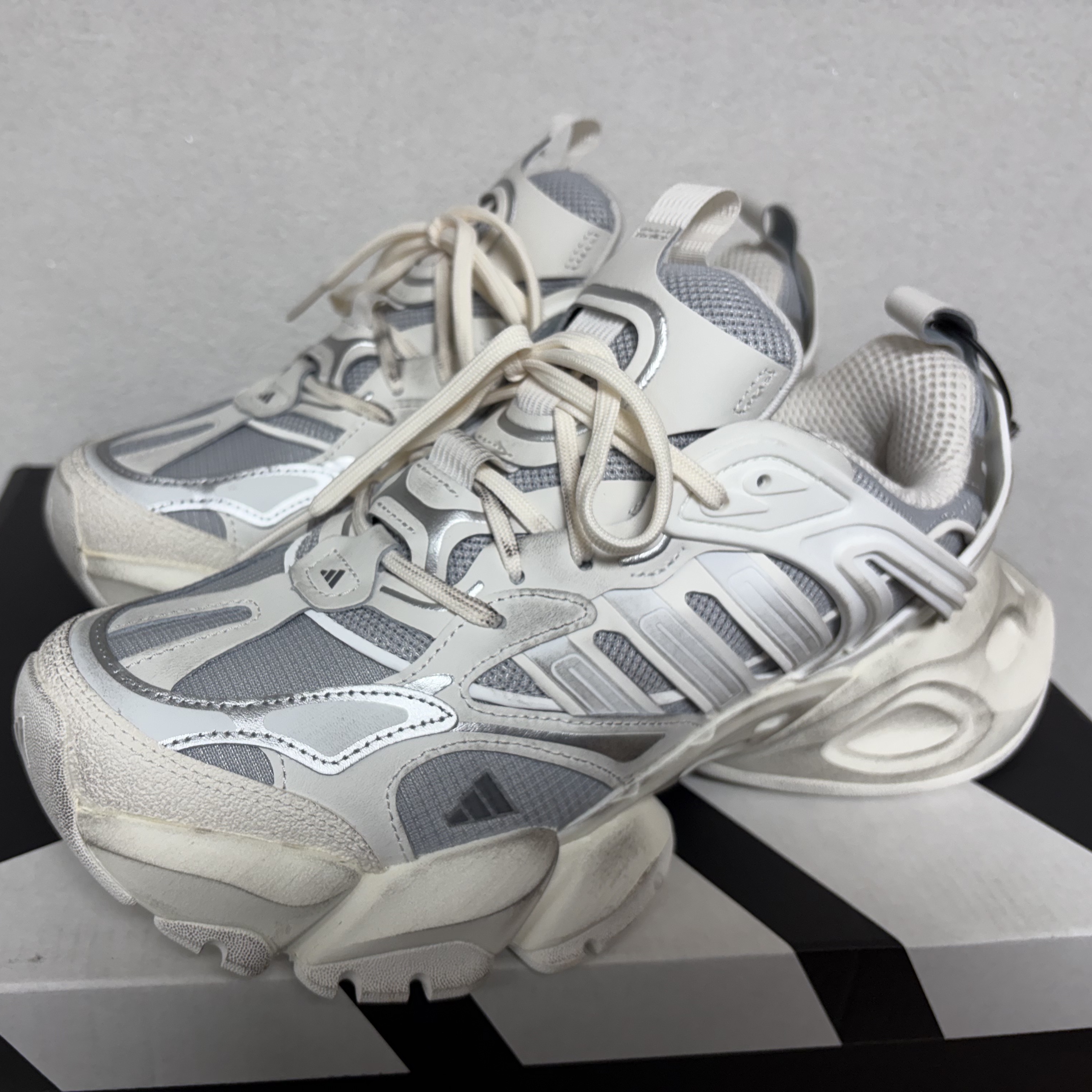 Adidas Vento XLG Deluxe Sneakers Core White Silver Metallic 착용 스타일 - 2