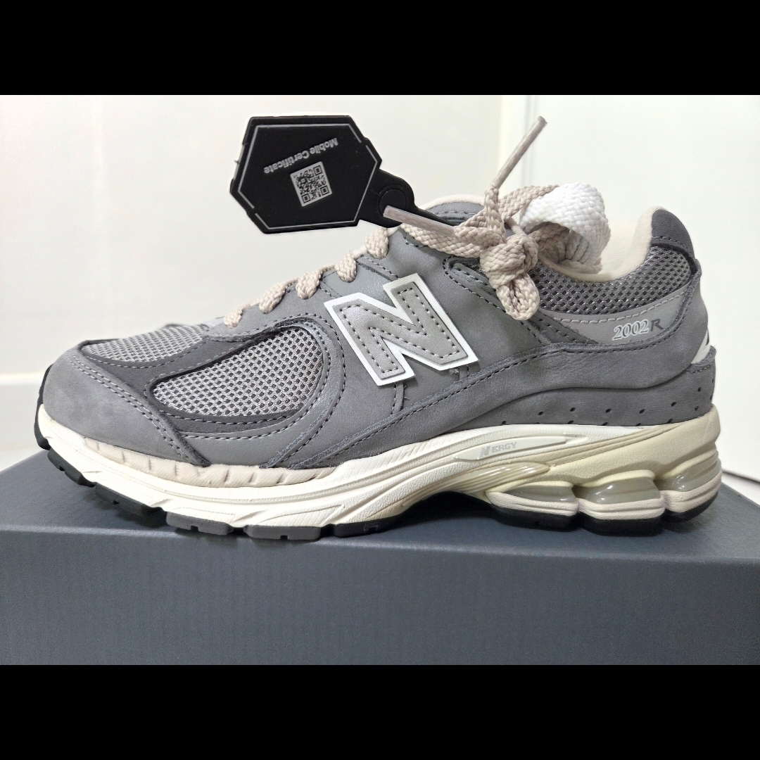 New Balance 2002R Premium Vintage Grey 착용 스타일