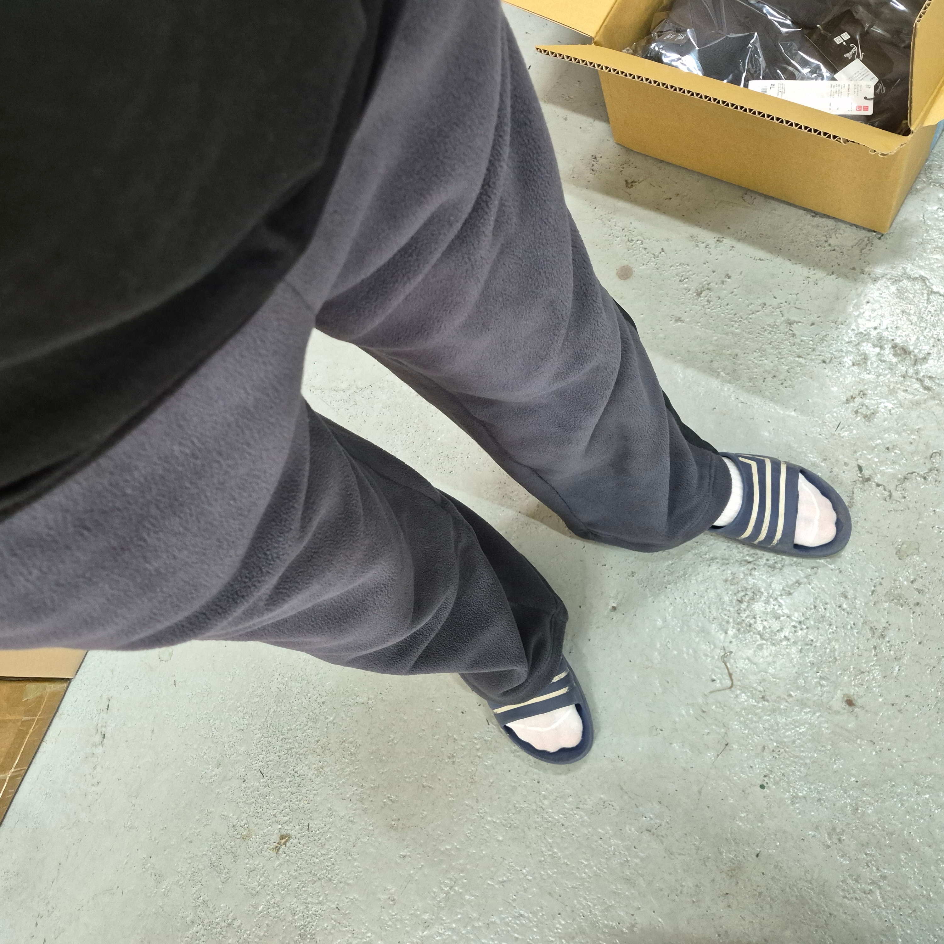Uniqlo x Needles Fleece Oversized Cardigan Dark Gray - JP, Uniqlo x Needles Fleece Wide Pants Dark Gray - KR 착용 스타일 - 2