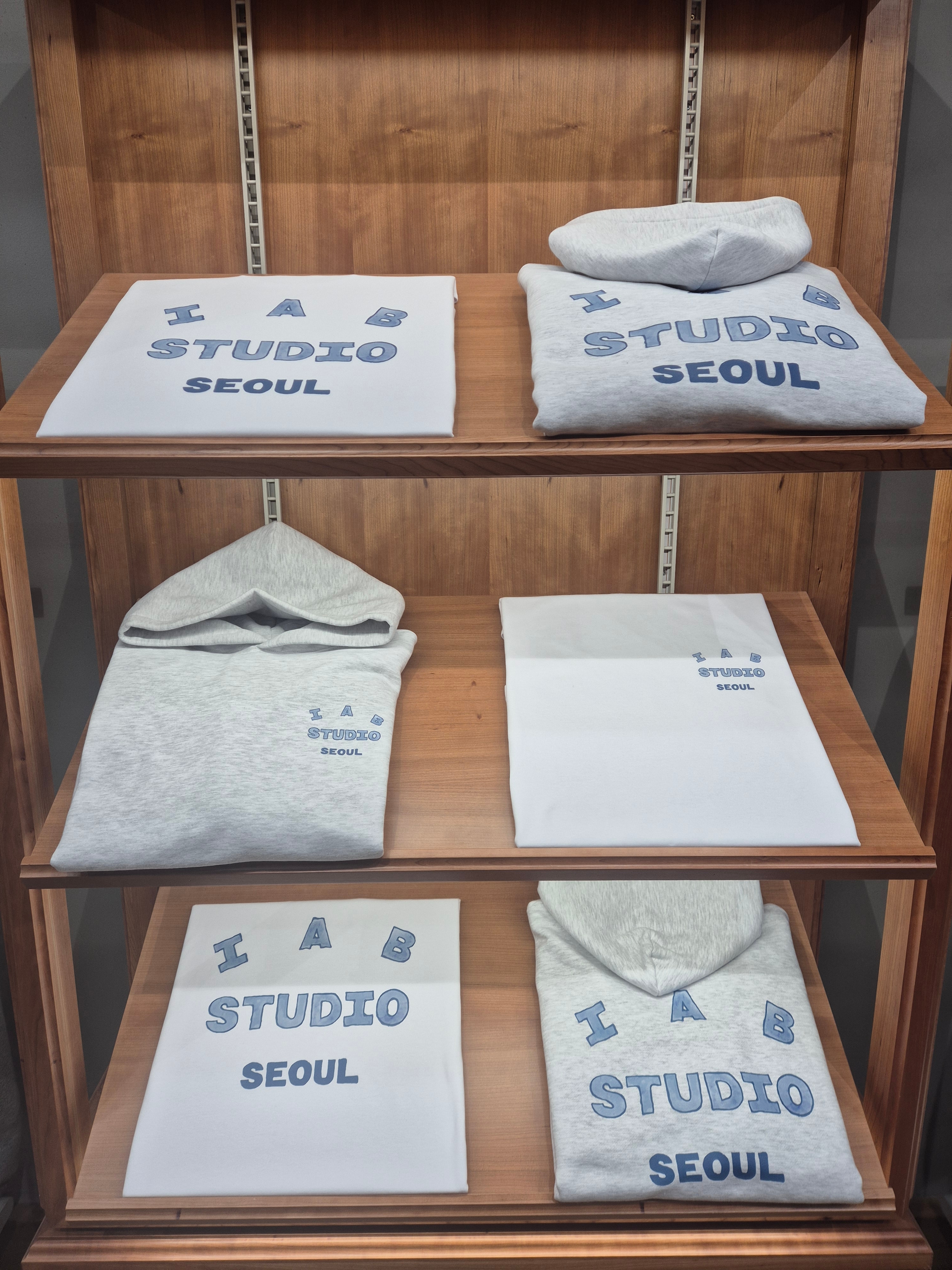 IAB Studio Seoul Hoodie Light Gray 착용 스타일 - 1
