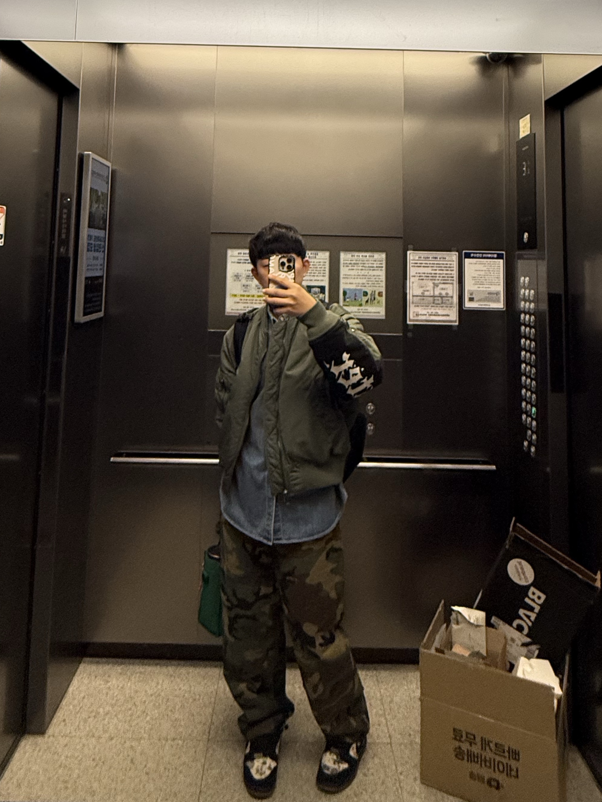 Supreme Jacquard Logos Double Knee Denim Painter Jean Woodland Camo - 25FW, Supreme x Bounty Hunter MA-1 Jacket Olive - 23FW 착용 스타일