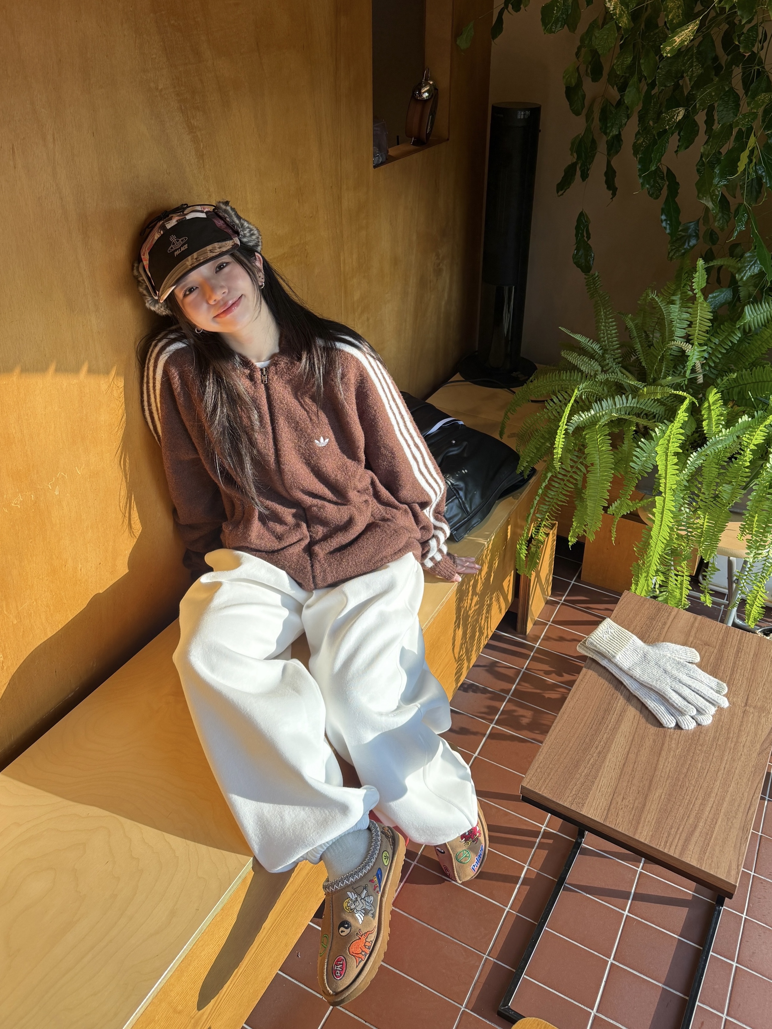 Palace x Vivienne Westwood Gore-Tex Shooting Cap Colour Print - 24FW, UGG x Palace Tasman Slipper Chestnut 착용 스타일 - 3