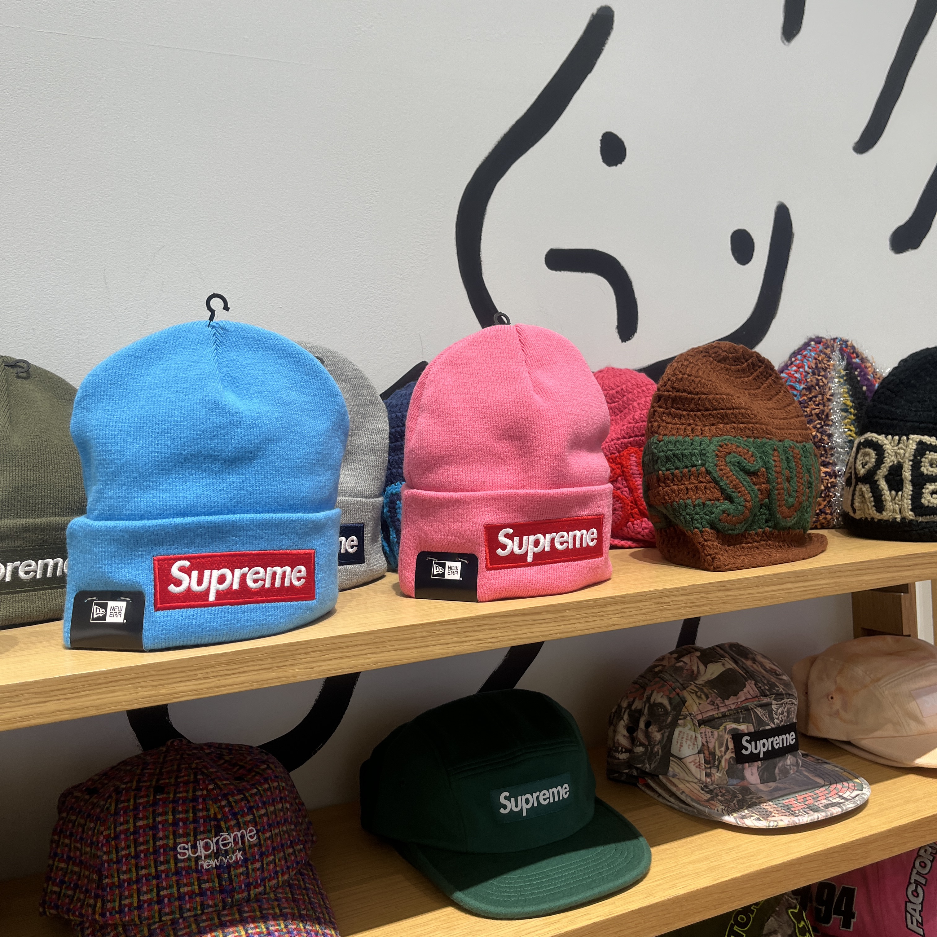 Supreme New Era Box Logo Beanie Cyan - 25FW, Supreme New Era Box Logo Beanie Magenta - 25FW 착용 스타일