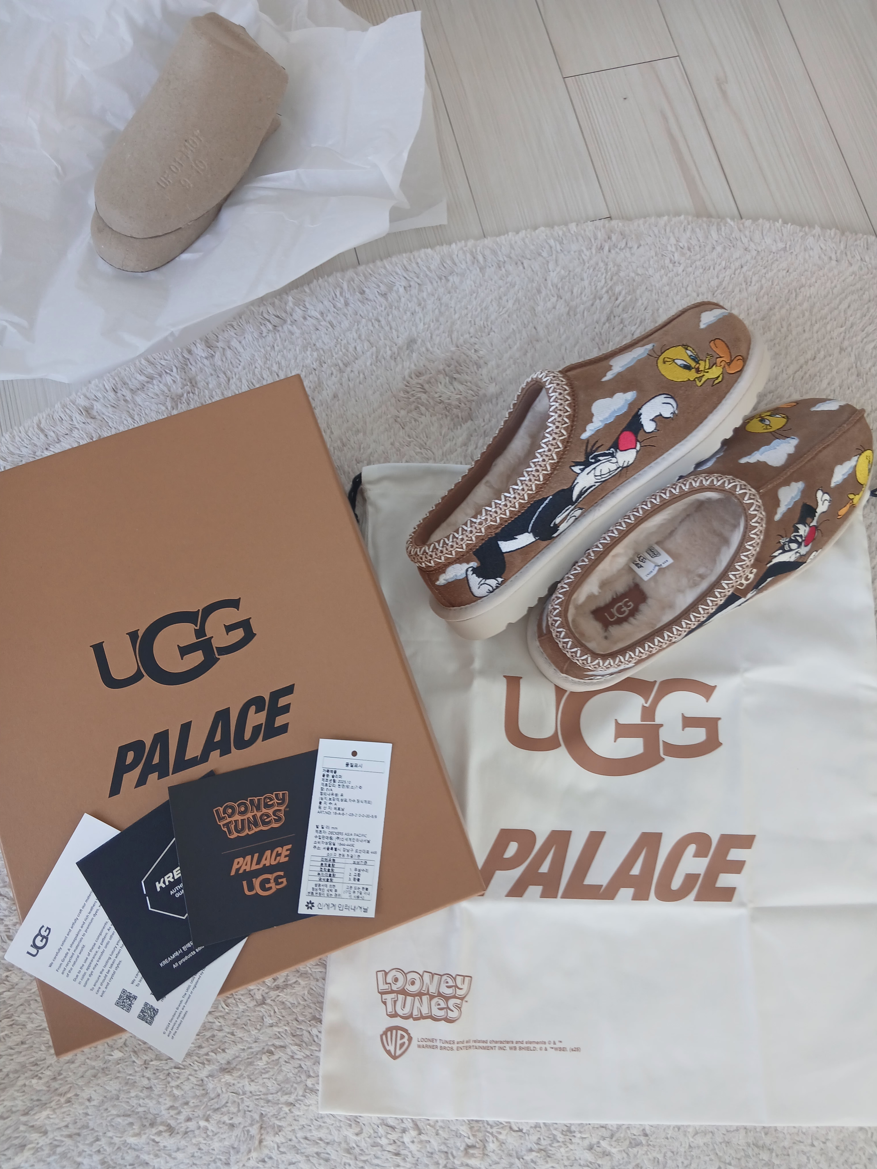 UGG x Palace x Looney Tunes Tasman Slipper Chestnut 착용 스타일 - 8