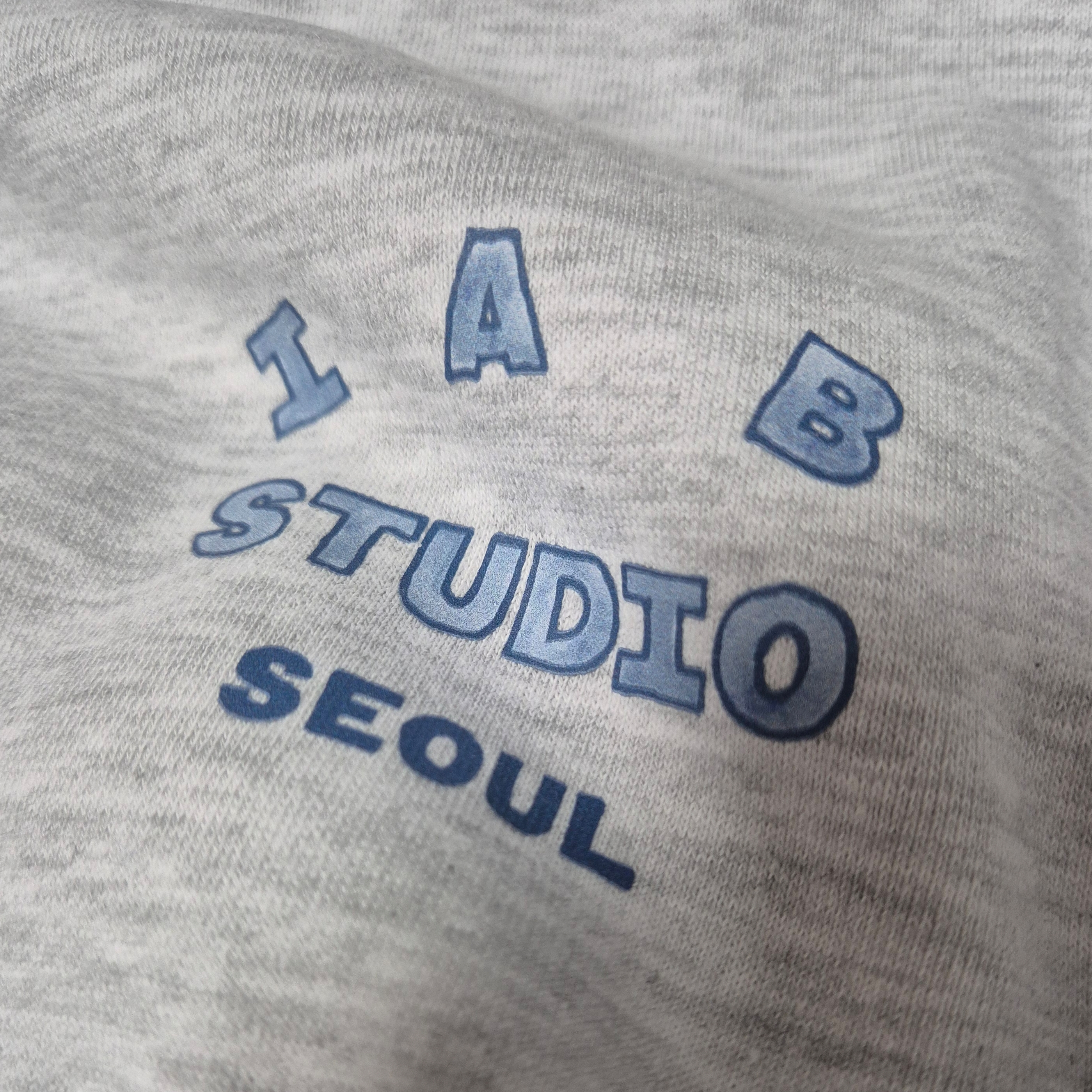 IAB Studio Seoul Hoodie Light Gray 착용 스타일 - 1