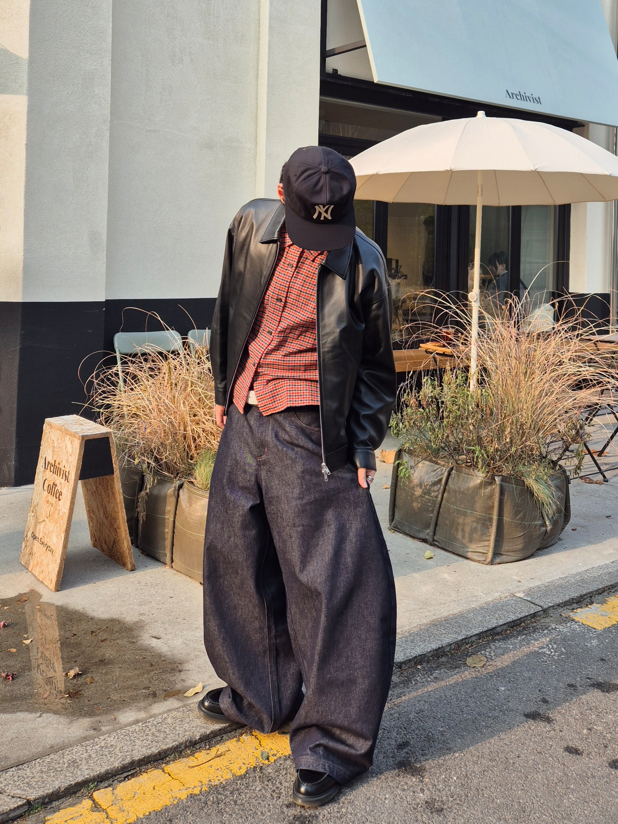 Dr. Martens Adrian Smooth Black 착용 스타일 - 3
