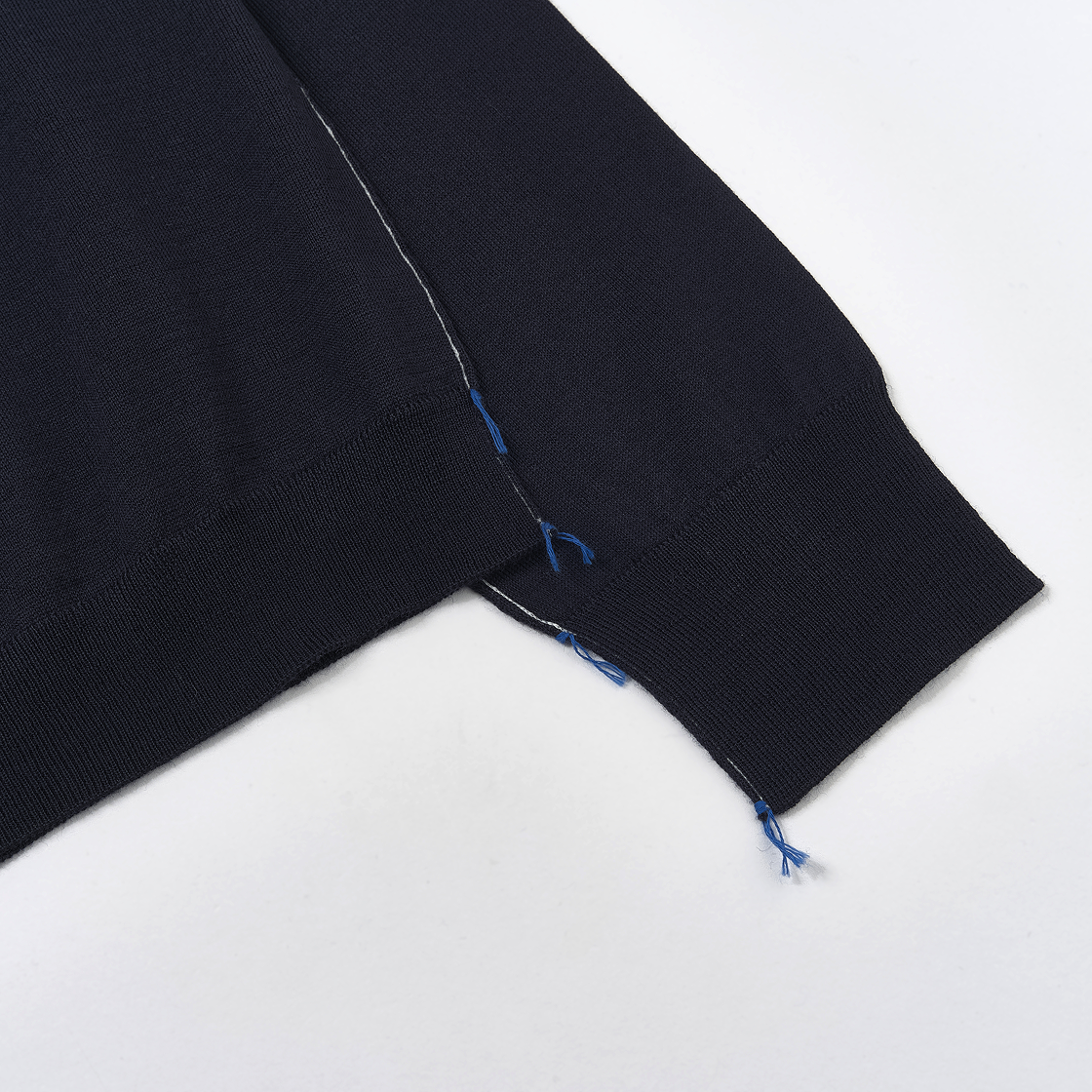 (W) 메종 마르지엘라 워크 인 프로그레스 하이넥 스웨터 네이비((W) Maison Margiela Work In Progress High-Neck Sweater Navy) - 4