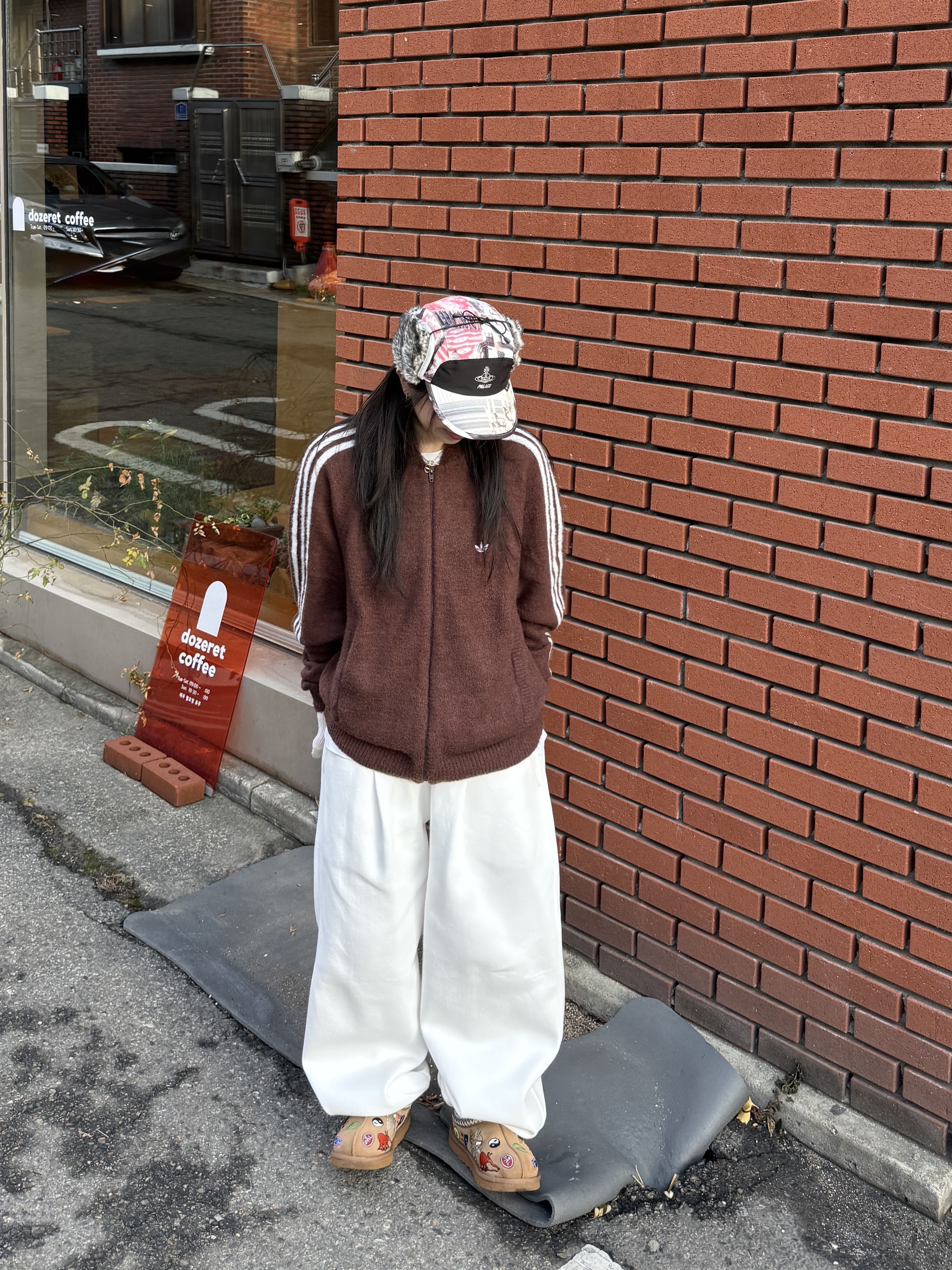 Palace x Vivienne Westwood Gore-Tex Shooting Cap Colour Print - 24FW, UGG x Palace Tasman Slipper Chestnut 착용 스타일 - 1