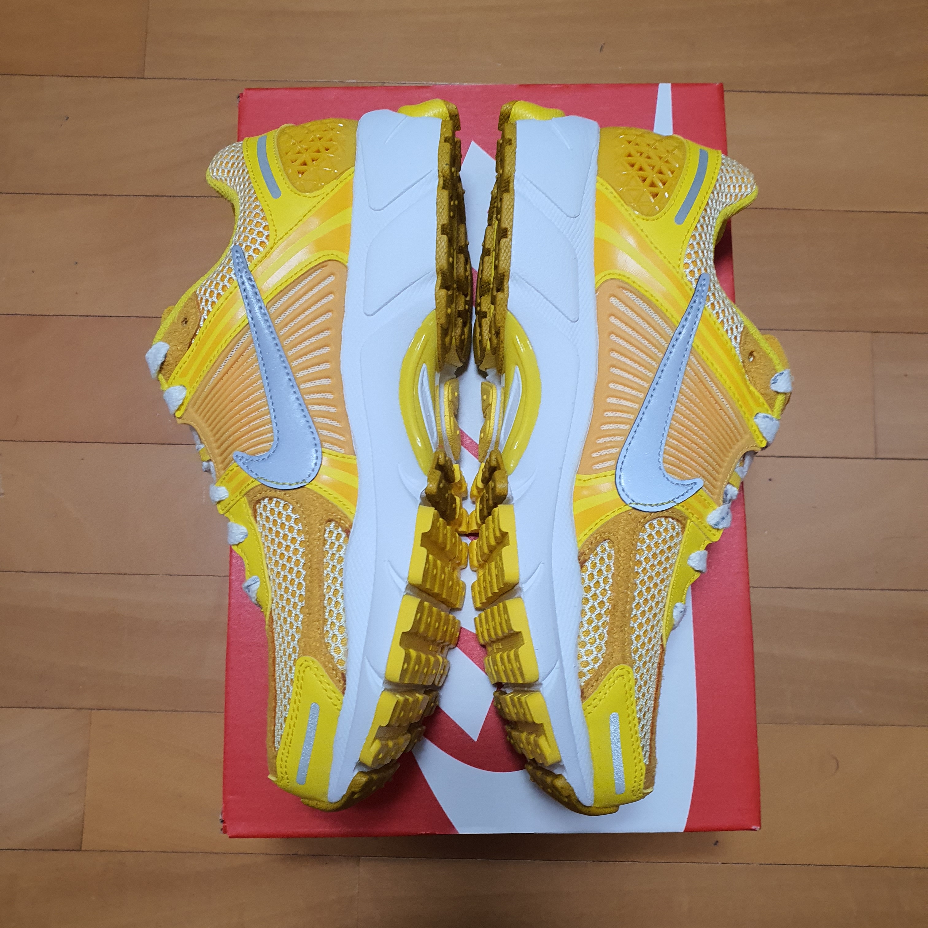 Nike Zoom Vomero 5 Yellow Ochre 착용 스타일