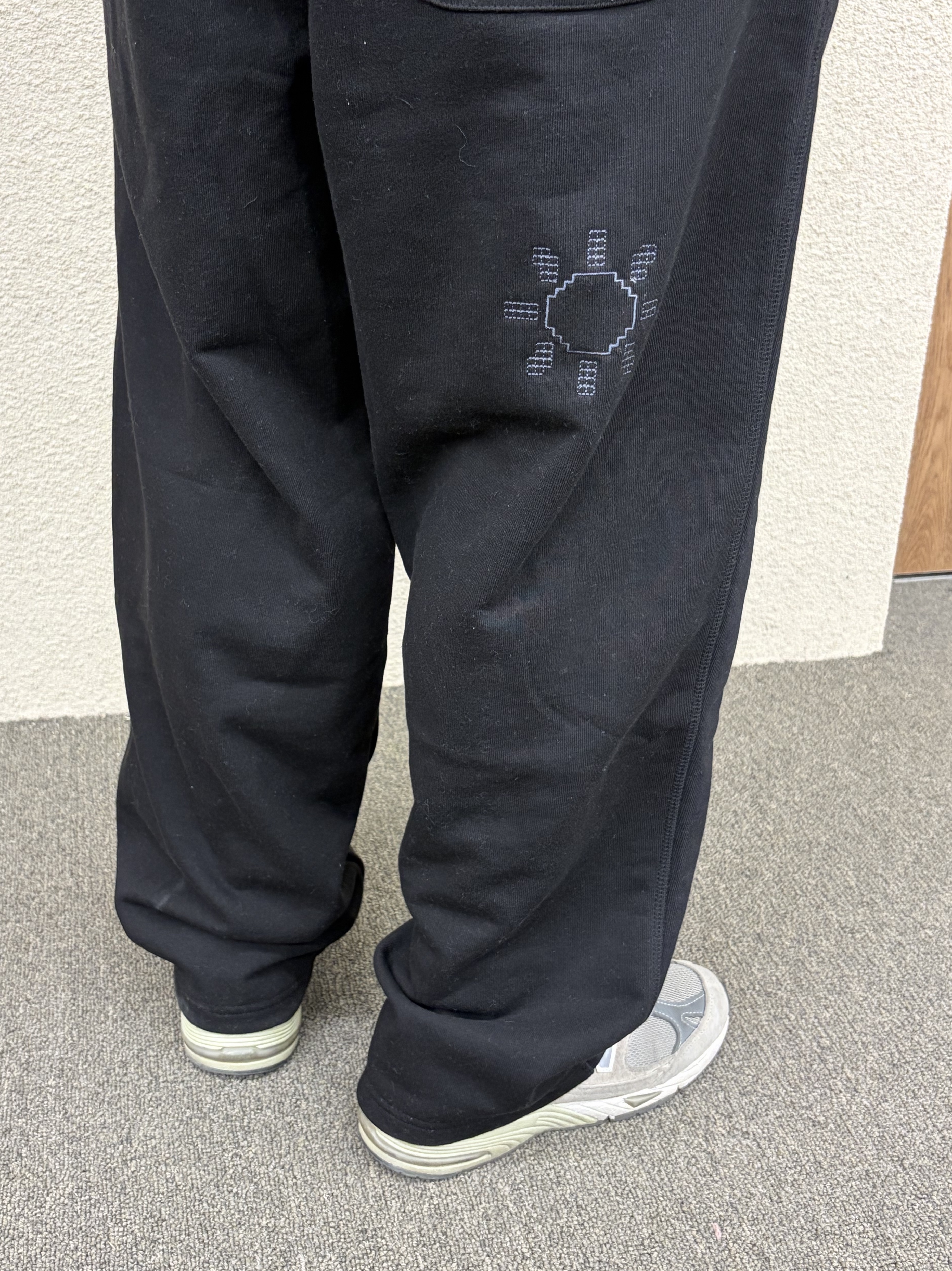 [KREAM 단독] Knitted Sun Training Pants Black, New Balance 991 Made in UK Grey 착용 스타일 - 2
