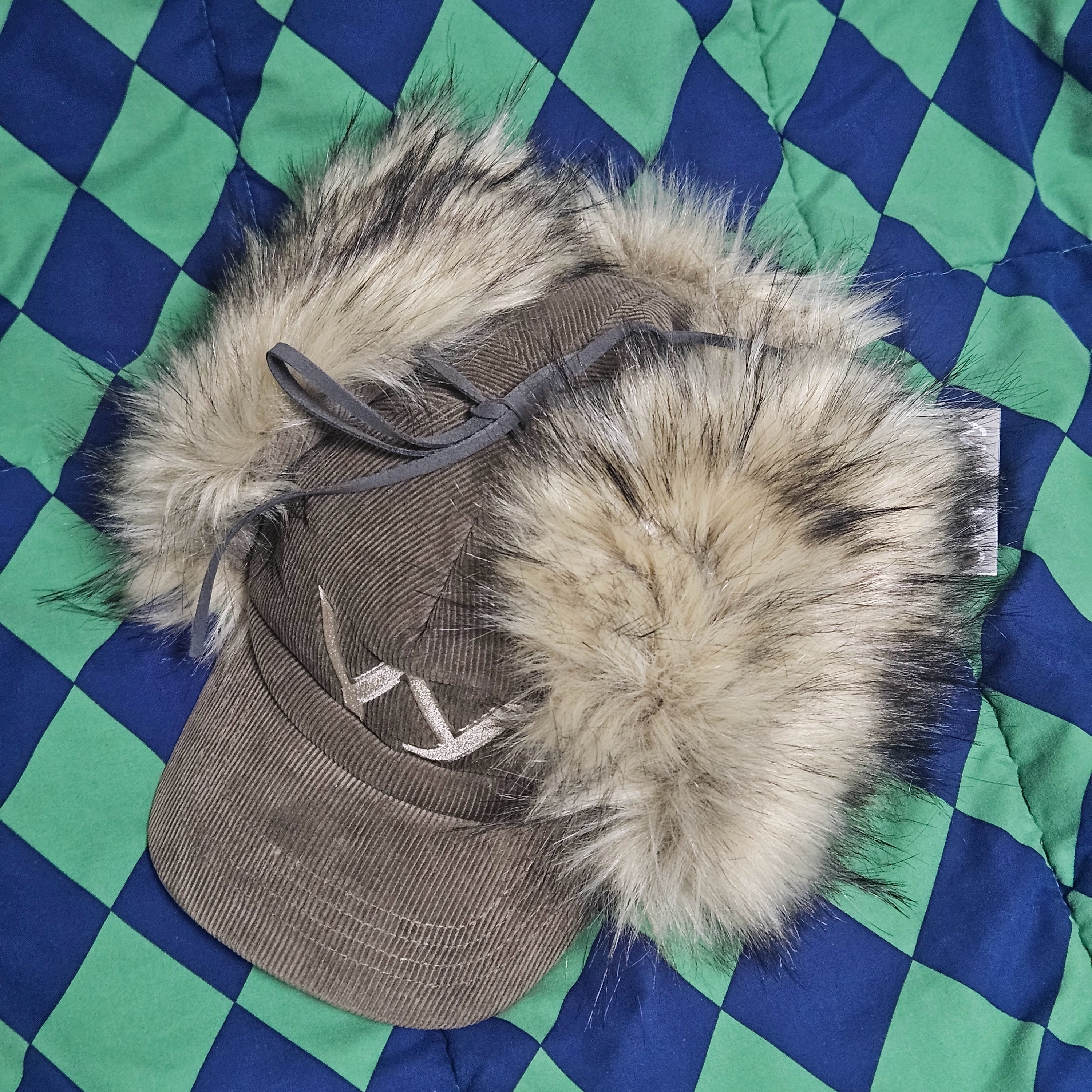 Open Yy Faux Fur Corduroy Earflap Cap Khaki 착용 스타일