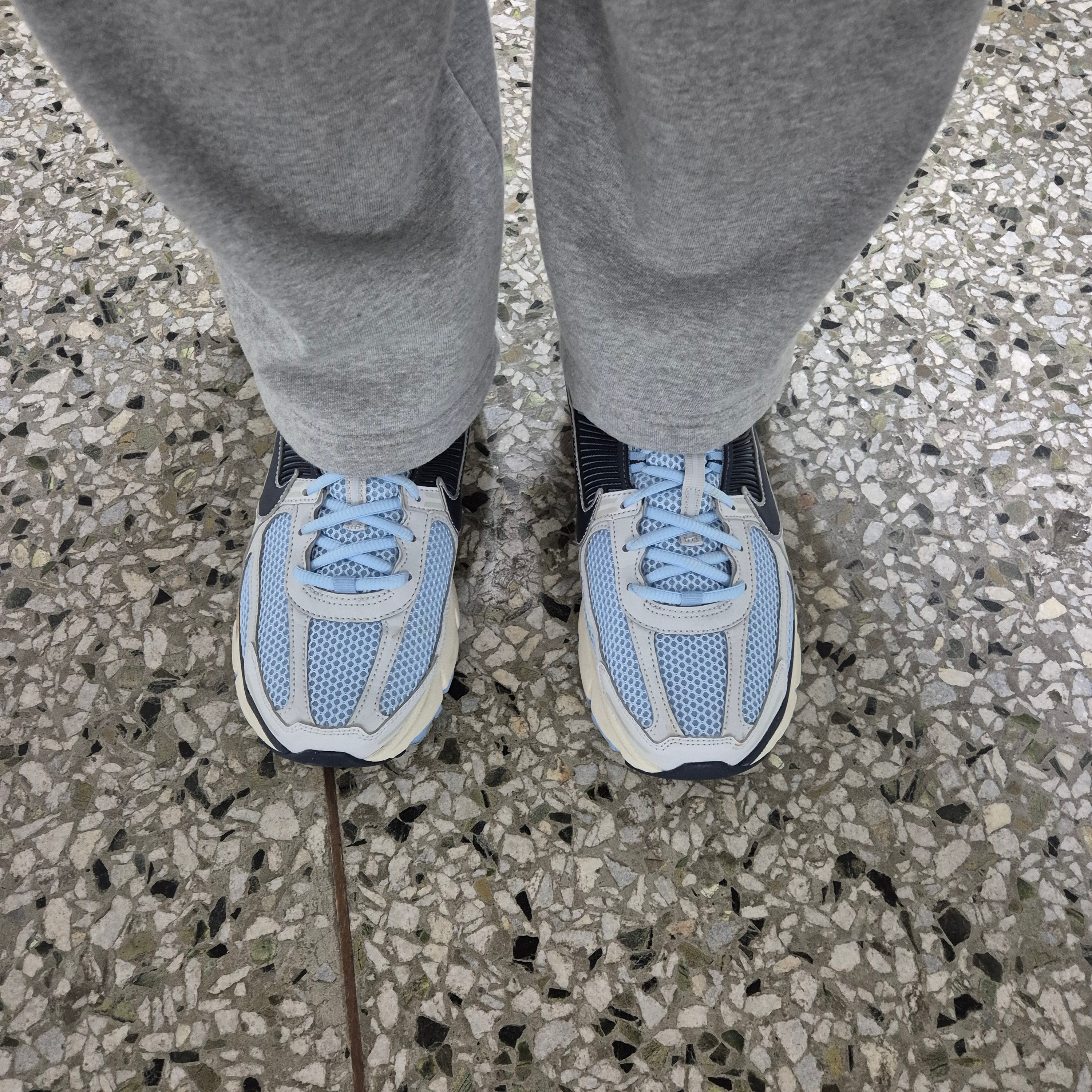 (W) Nike Zoom Vomero 5 Pure Platinum Metallic Silver 착용 스타일
