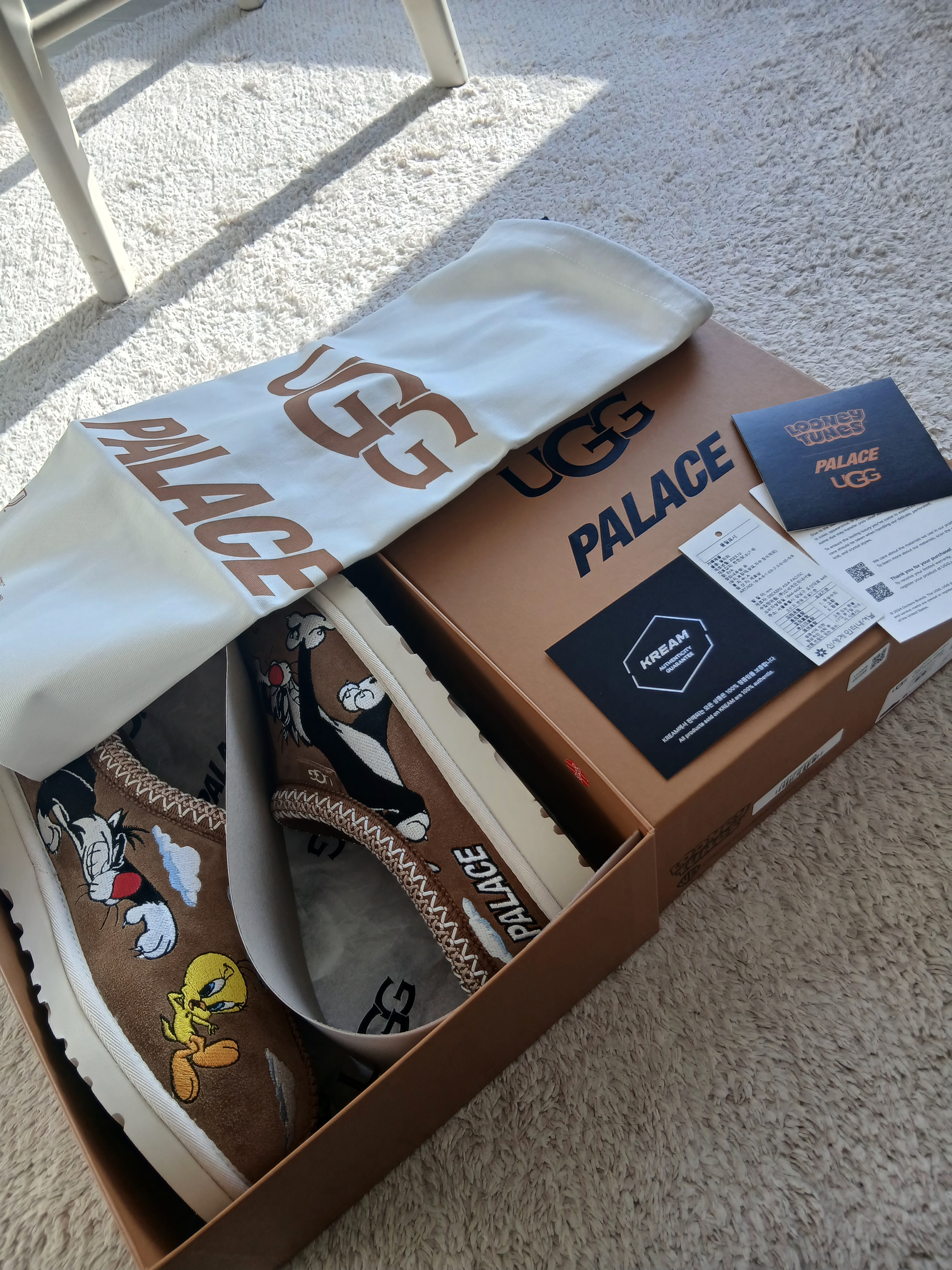 UGG x Palace x Looney Tunes Tasman Slipper Chestnut 착용 스타일 - 6