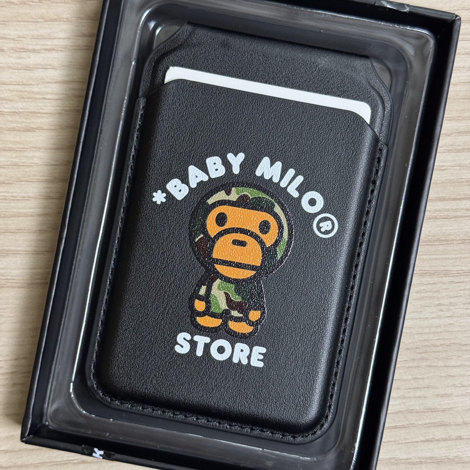 BAPE Baby Milo MagSafe Card Holder Black 착용 스타일