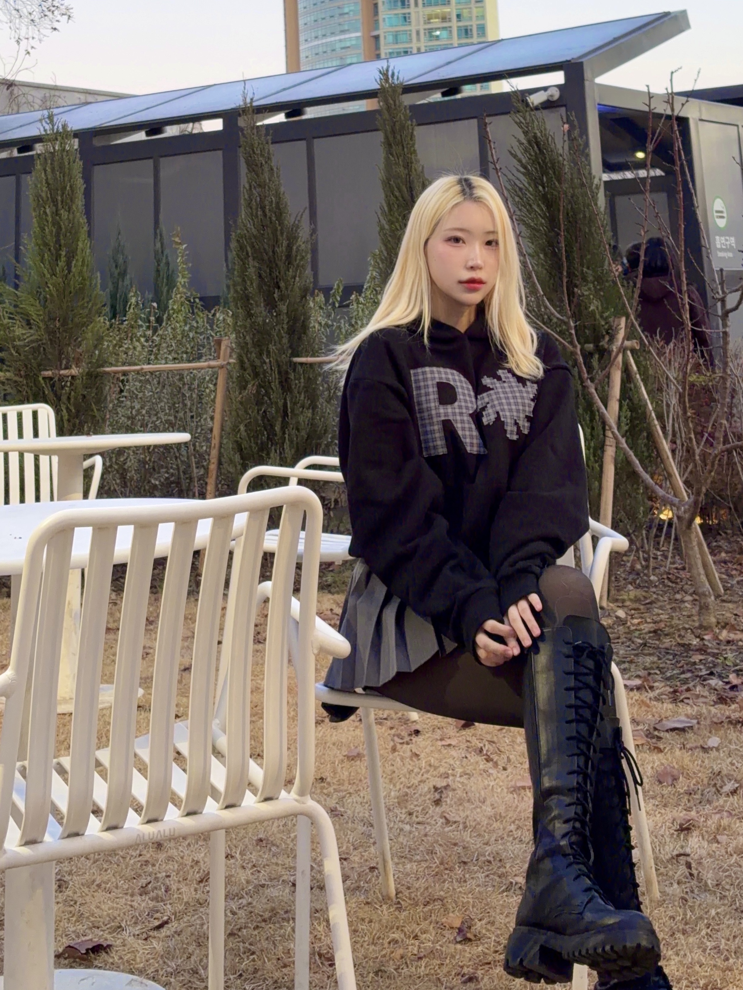 SLOW RECORD HOUSE Check Patch Hoodie Black 착용 스타일 - 1