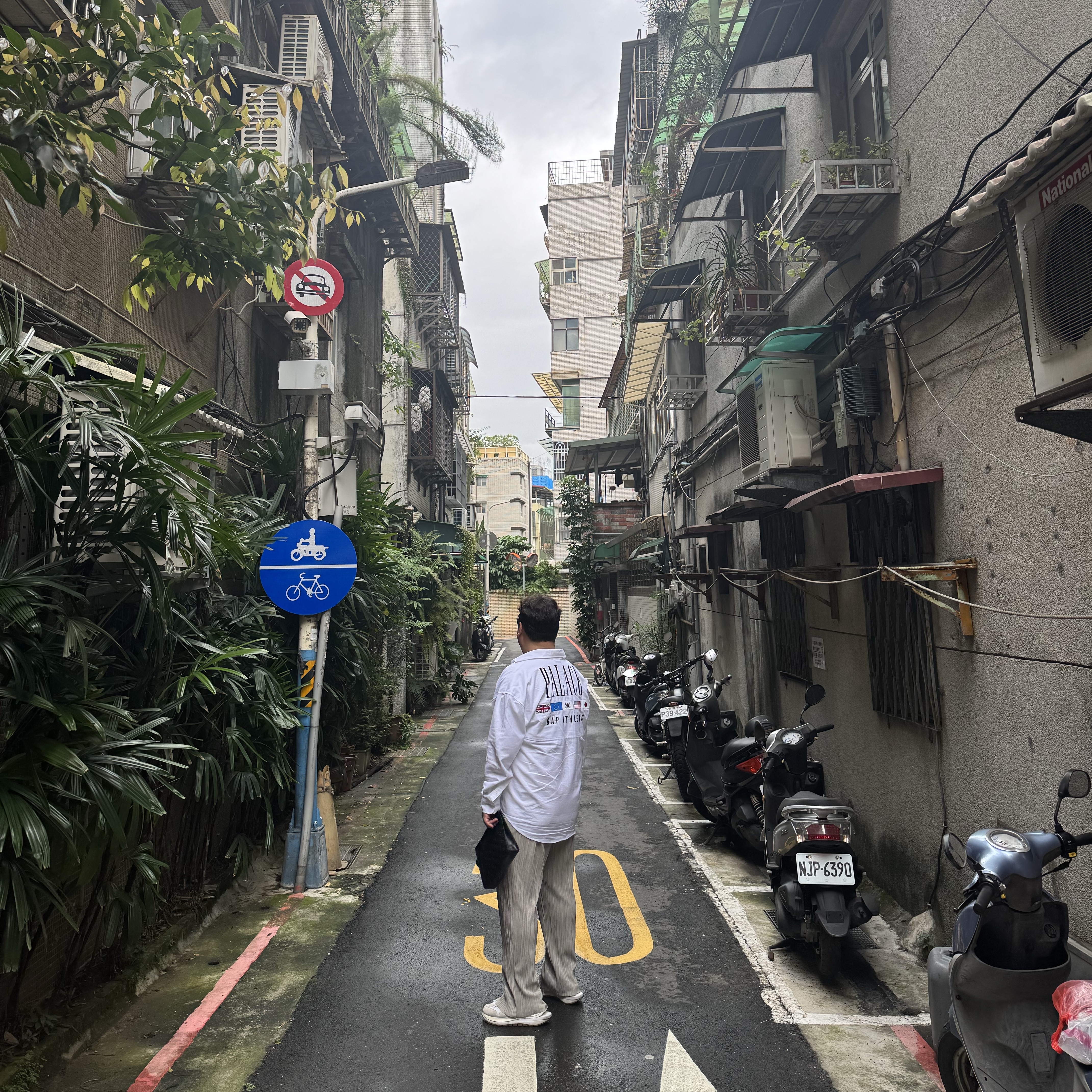 Palace x Gap Oxford Drop Shoulder White - 24SS, Stone Island B0943 Nylon Metal Swimming Trunk Light Grey - 24SS 착용 스타일 - 2