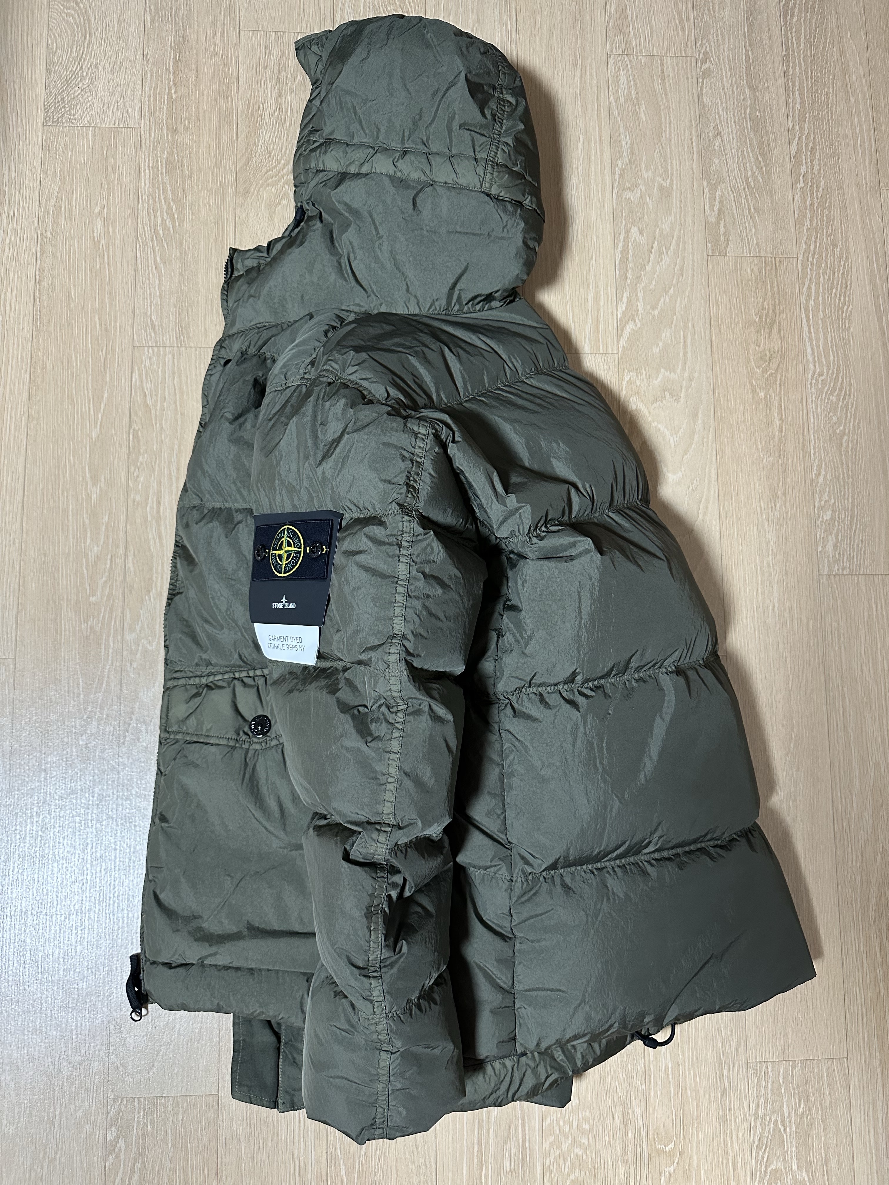Stone Island 4100011 Crinkle Reps NY Recycled Nylon Hooded Down Jacket with Wind Resistance Military Green - 25FW 착용 스타일