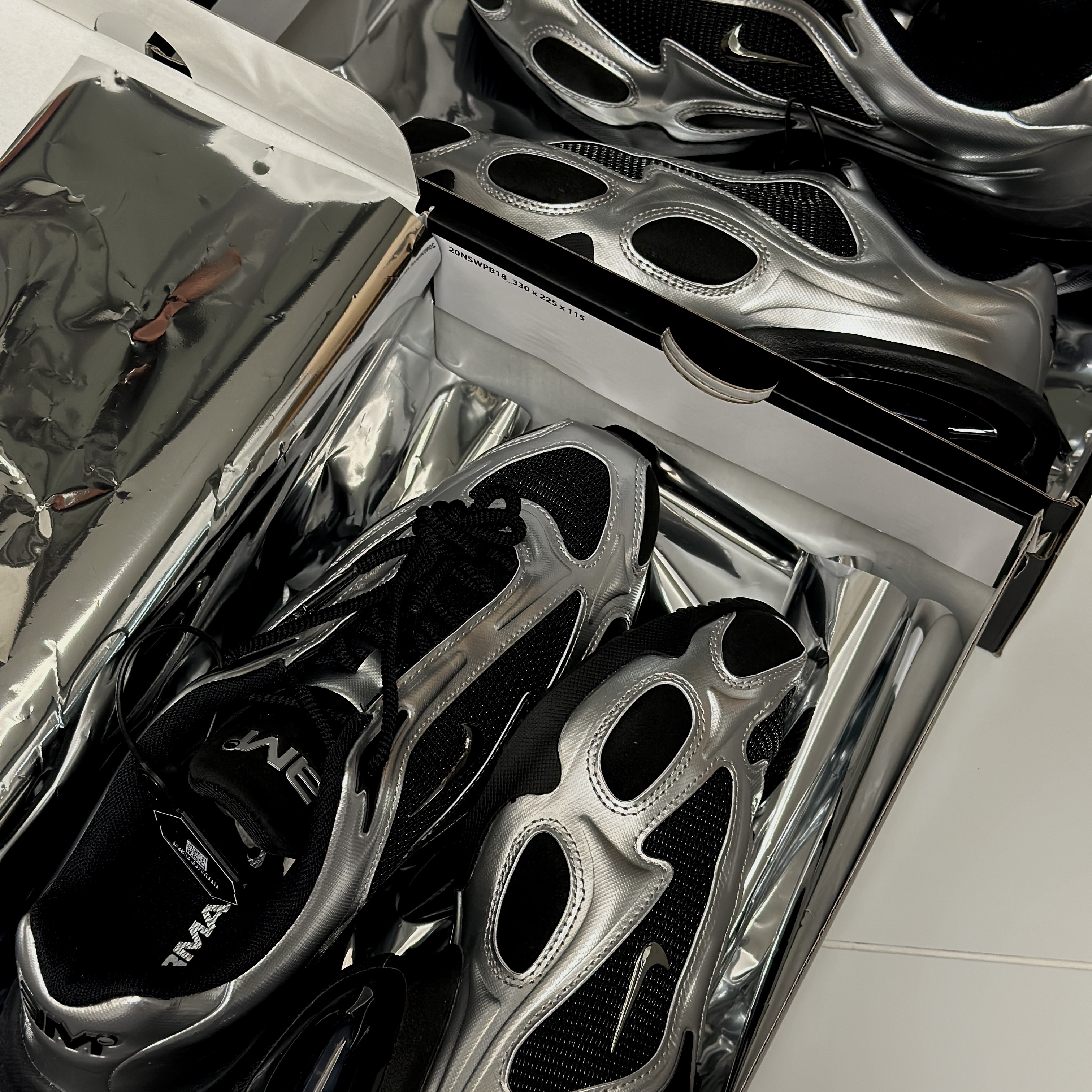 (W) Nike Air Max Muse Black and Metallic Silver 착용 스타일
