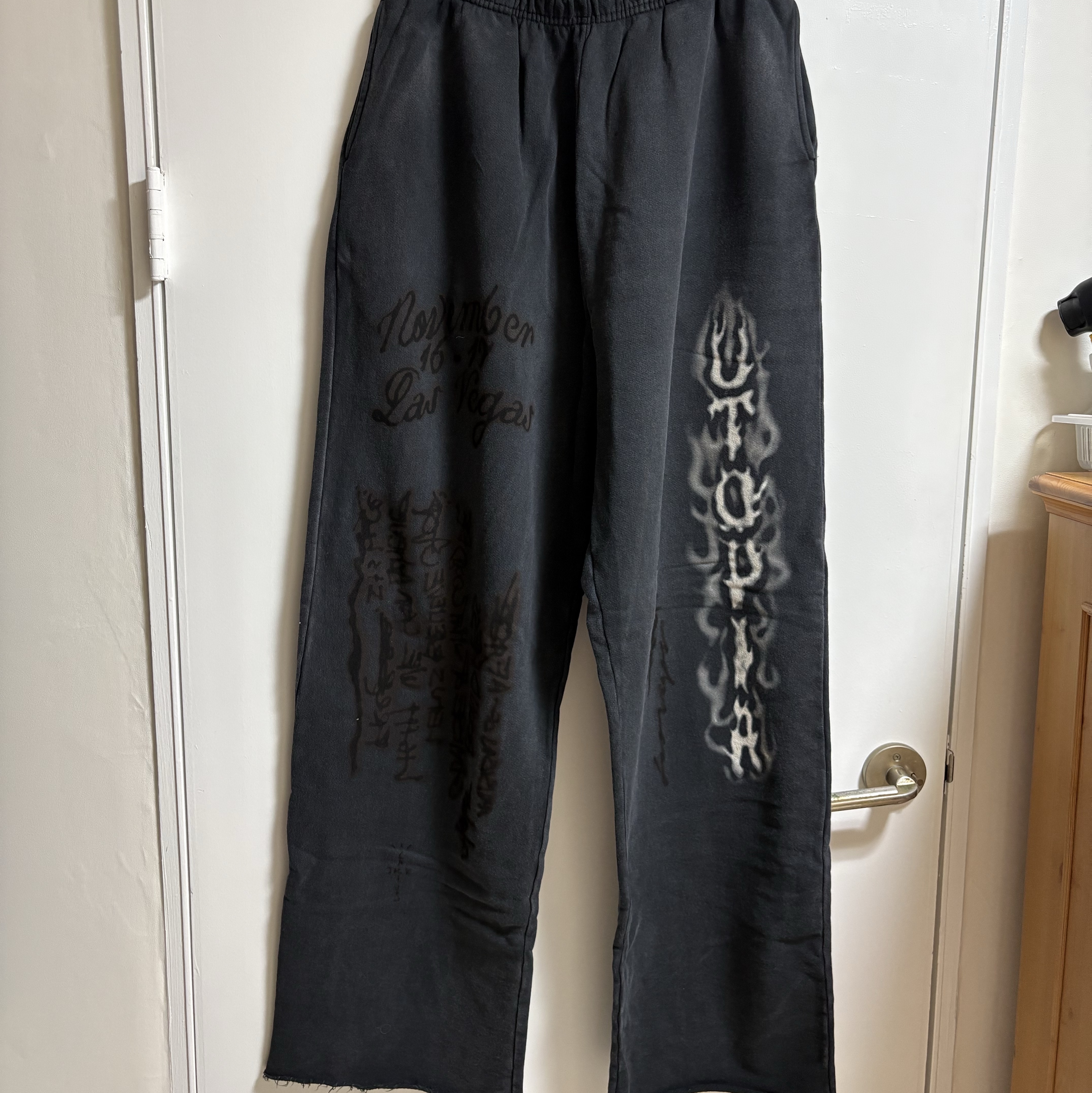 Travis Scott Utopia Flame Sweatpants Black 착용 스타일