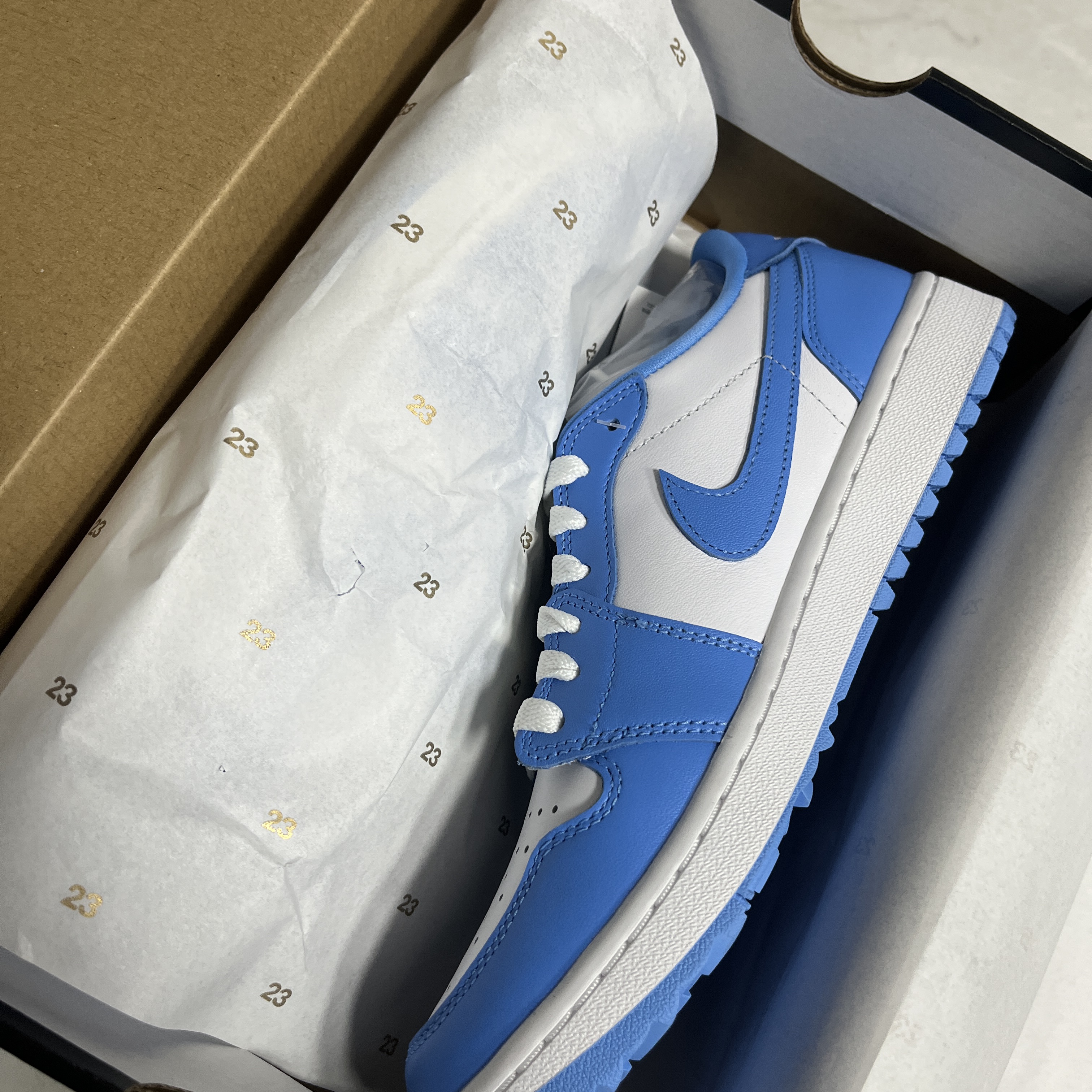 Jordan 1 Low Golf White and University Blue 착용 스타일
