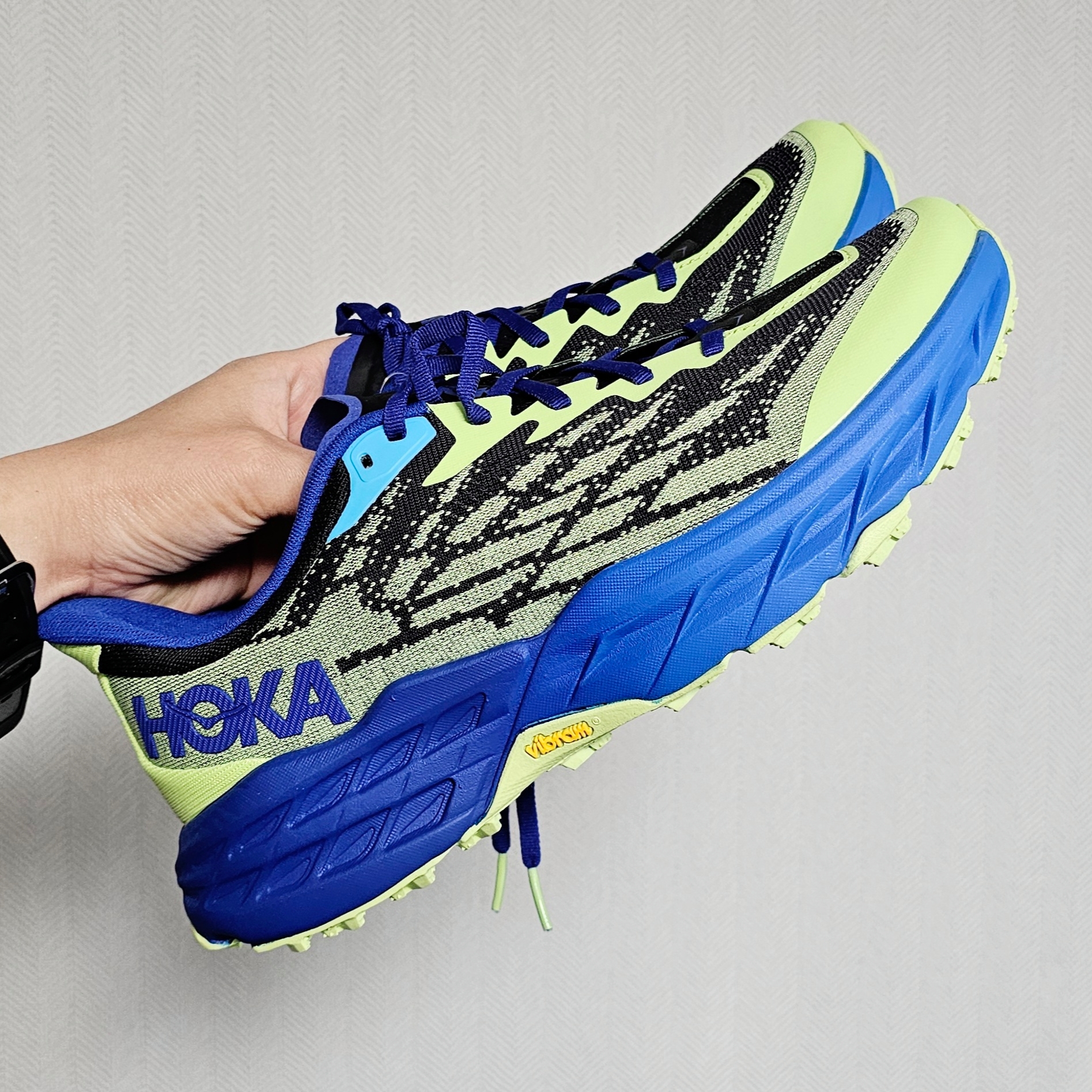 Hoka Speedgoat 5 Lettuce  Evening Sky 착용 스타일