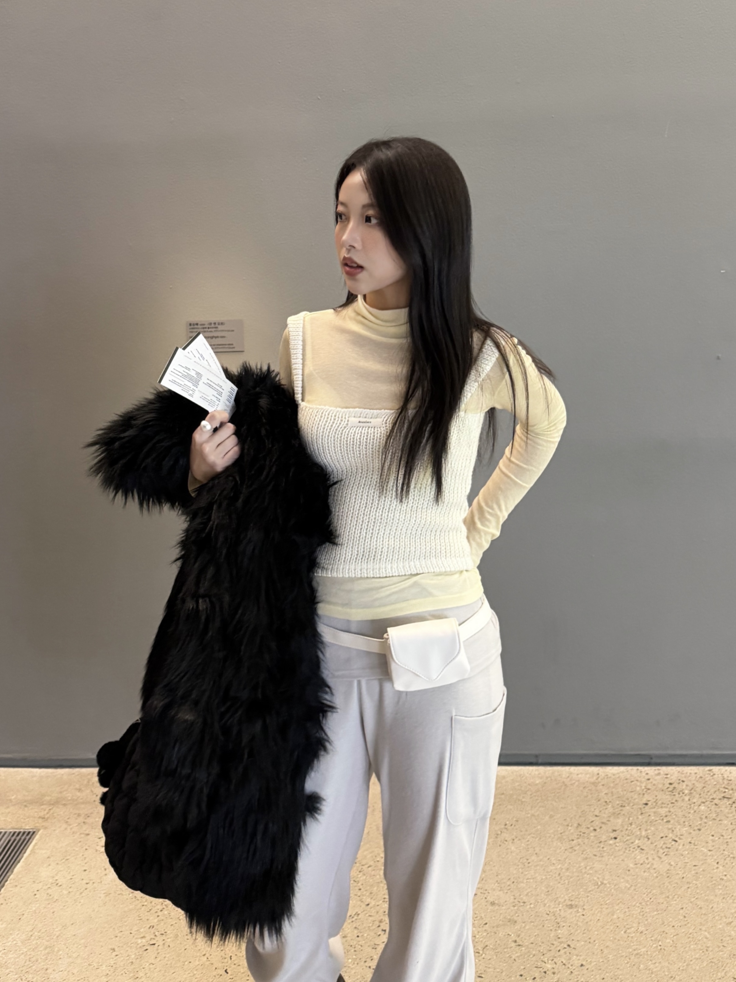 COS Quilted Oversized Shoulder Bag Black 착용 스타일 - 2