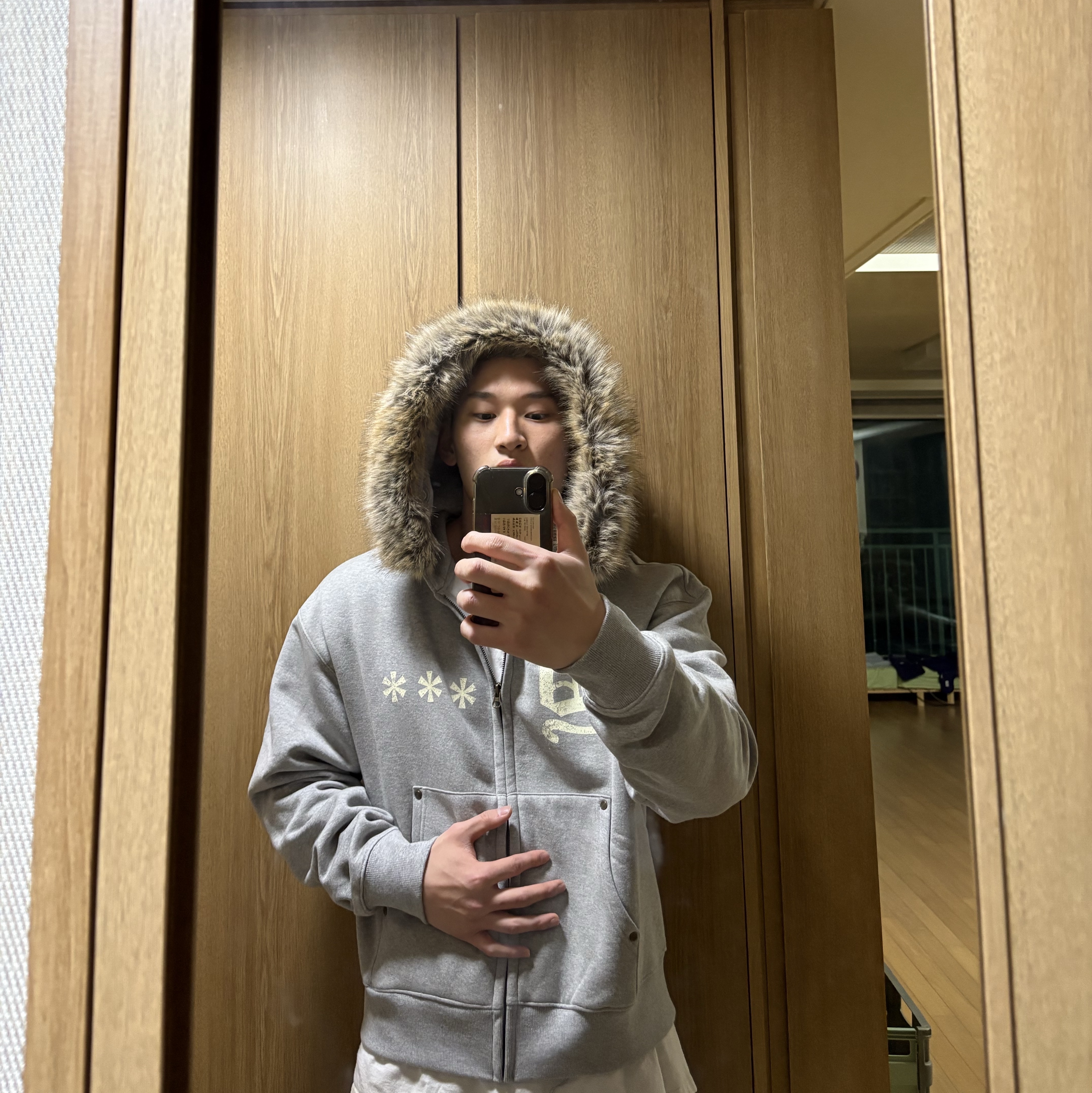 AMOU Fur Hoodie Zip Up Gray 착용 스타일